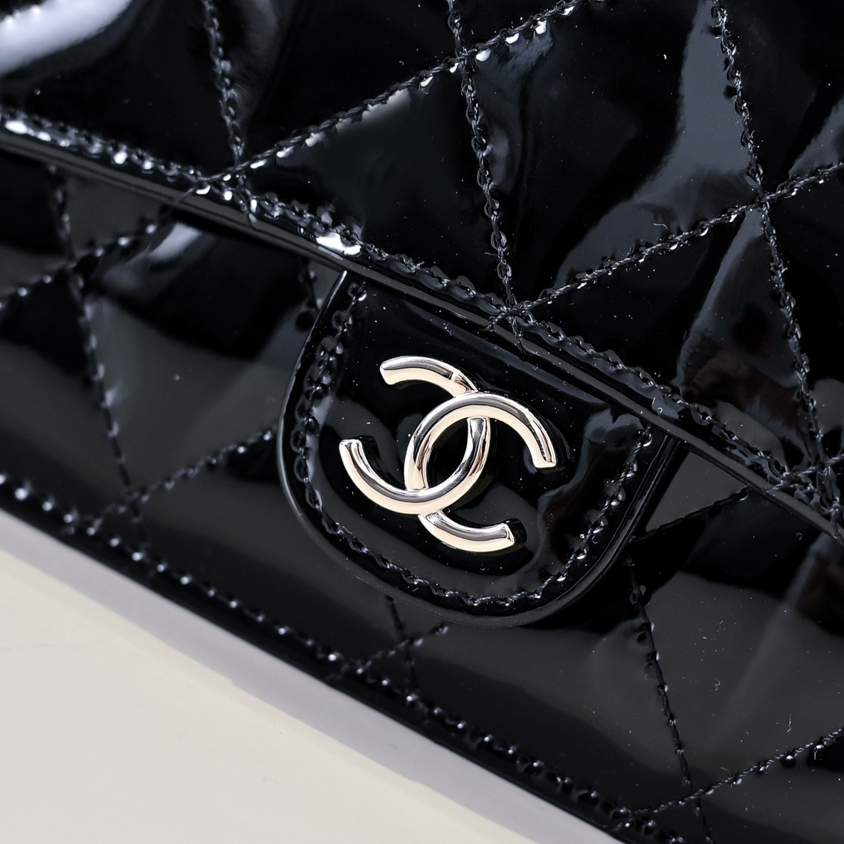 CHANEL Mini Classic Handbag With Top Handle 20x12x6cm