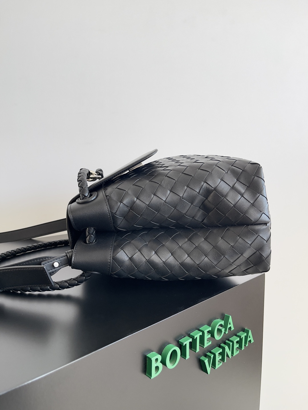 Bottega Veneta Medium Andiamo Messenger 37x26x13cm