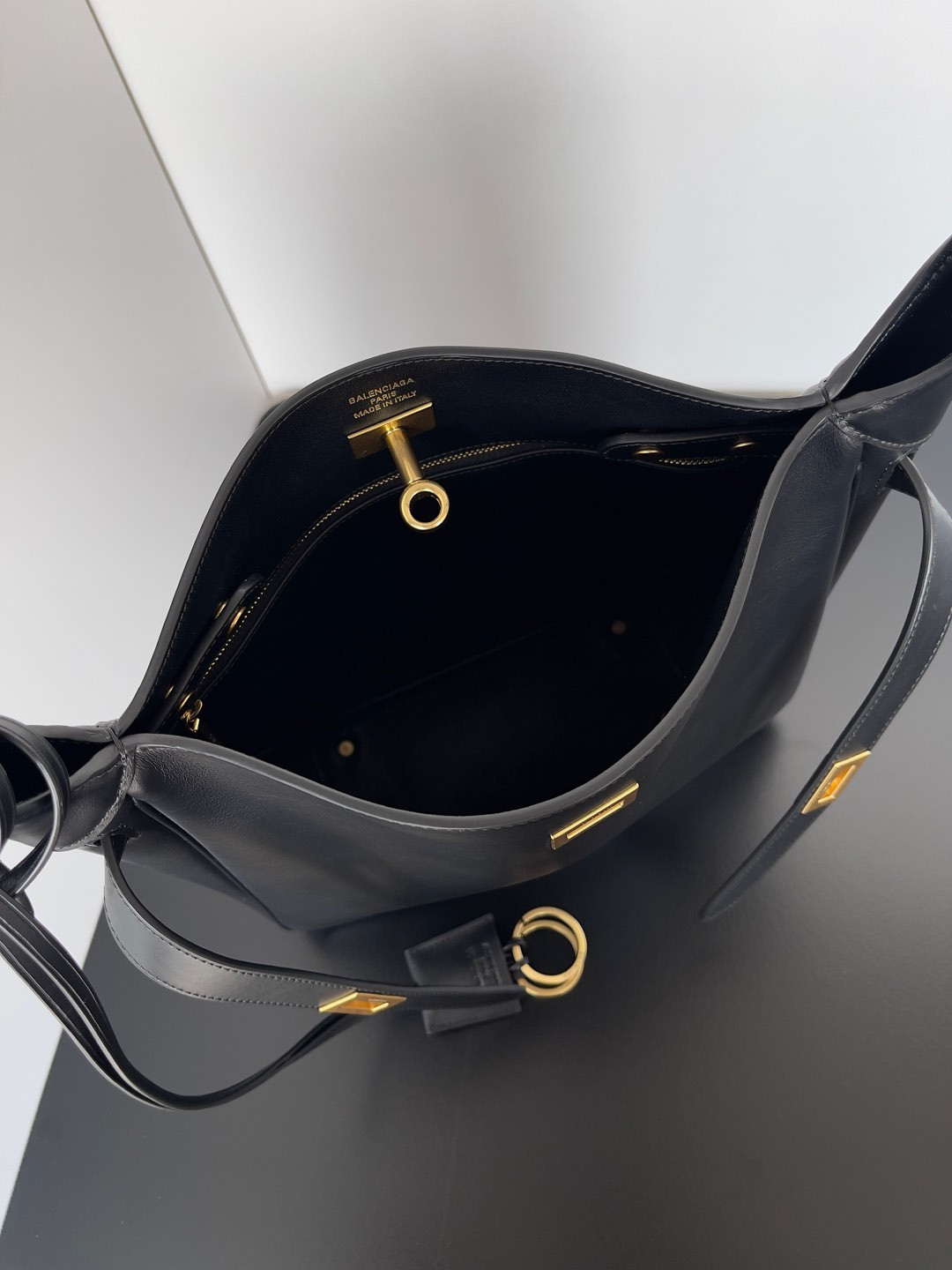 Balenciaga Bel Air Hobo 26.9×25.9×9.9cm 811018m