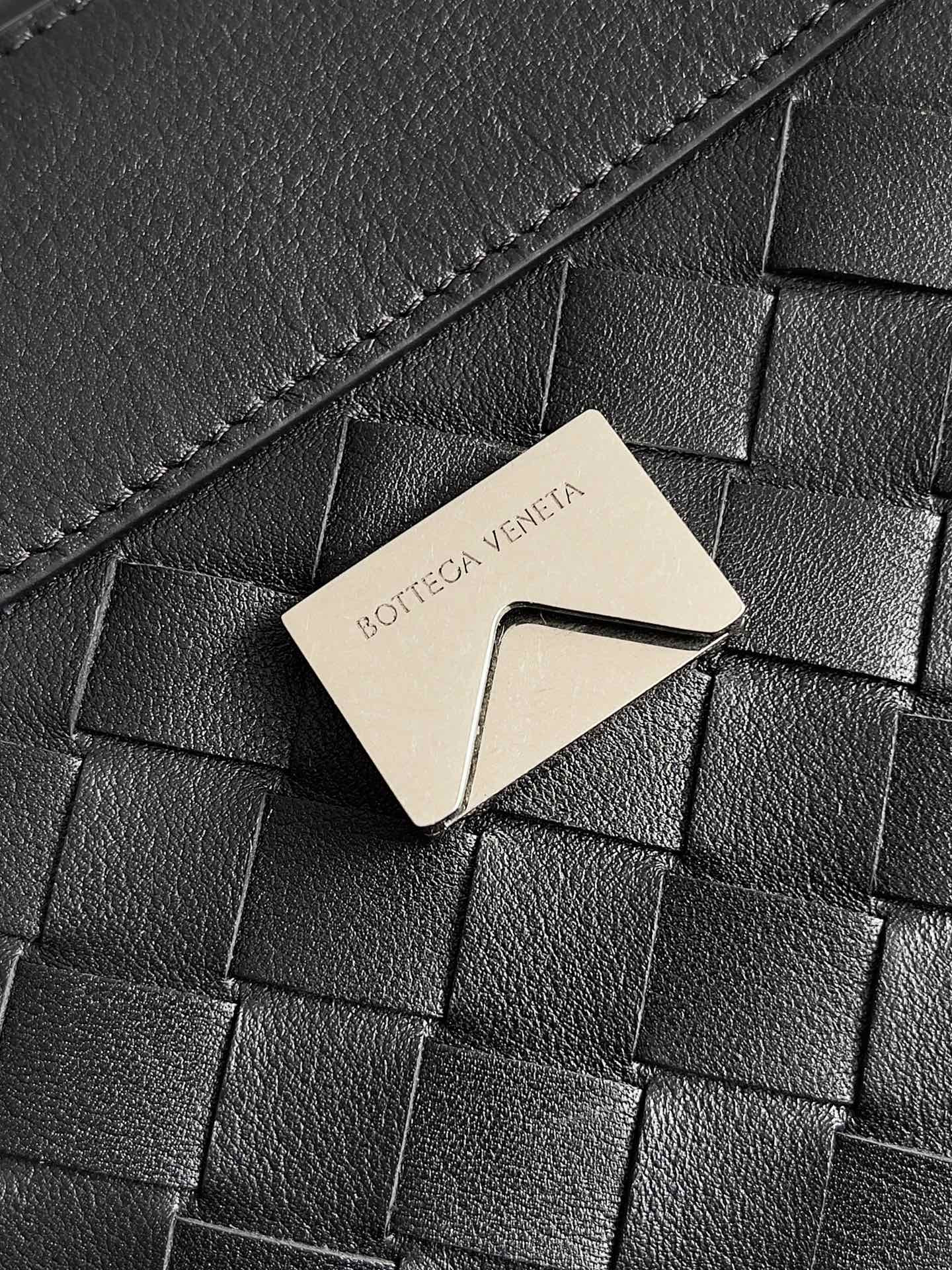 Bottega Veneta Small Andiamo Messenger 29x20x13cm