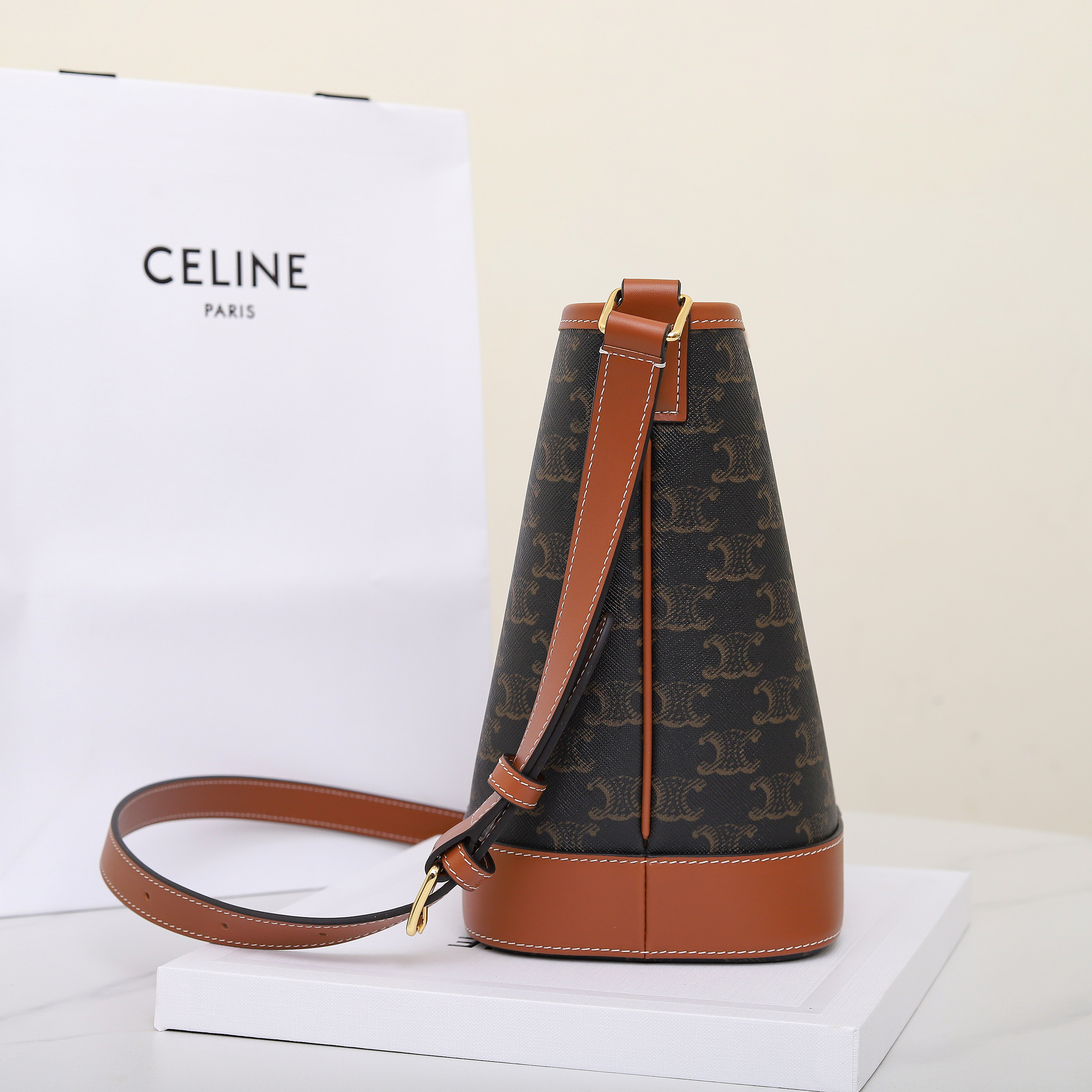 CELINE SMALL BUCKET IN TRIOMPHE CANVAS AND CALFSKIN 191442 30x22x13cm