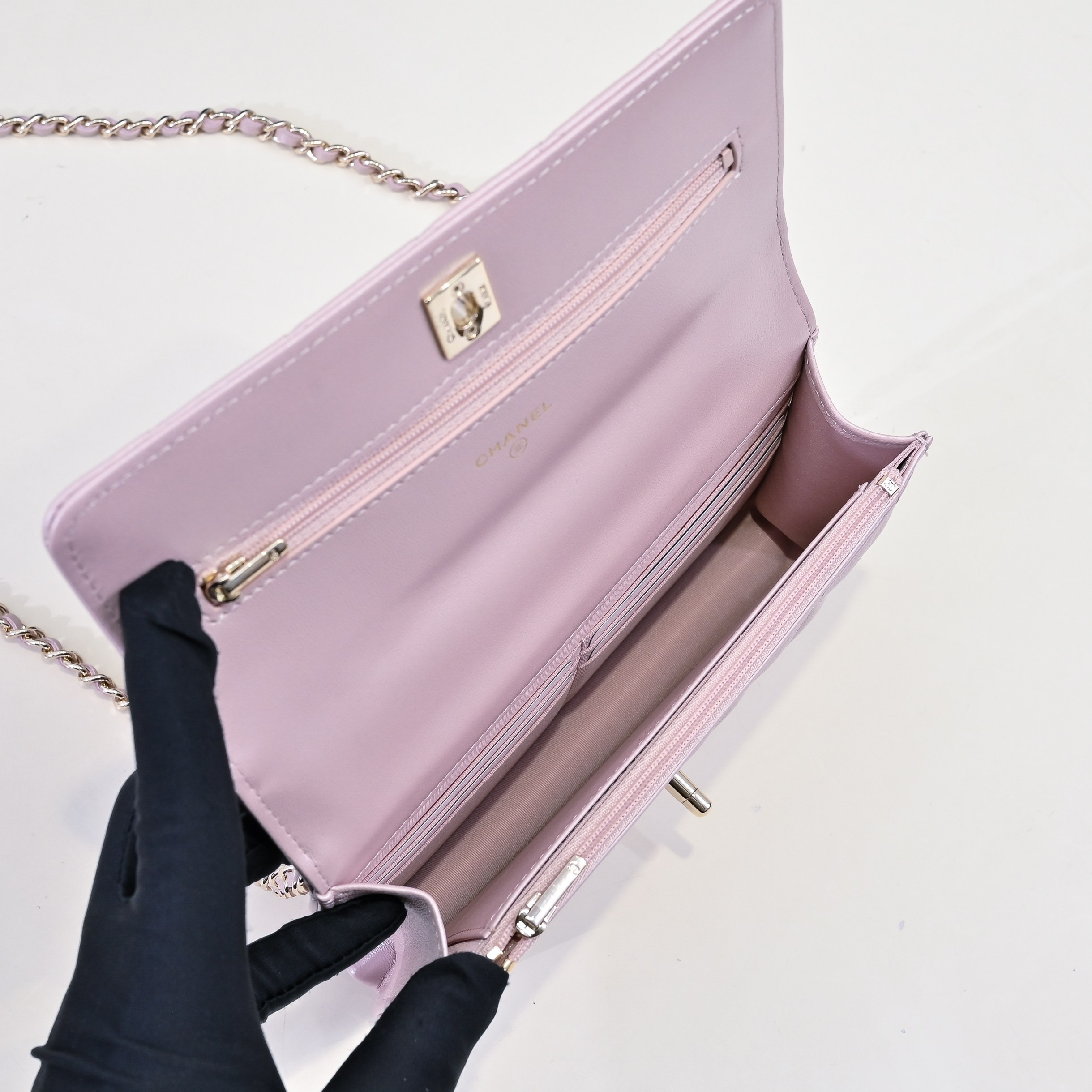 CHANEL SPRING-SUMMER 2025 PRE COLLECTION WALLET ON AP4537 19.5 × 13 × 3.5cm