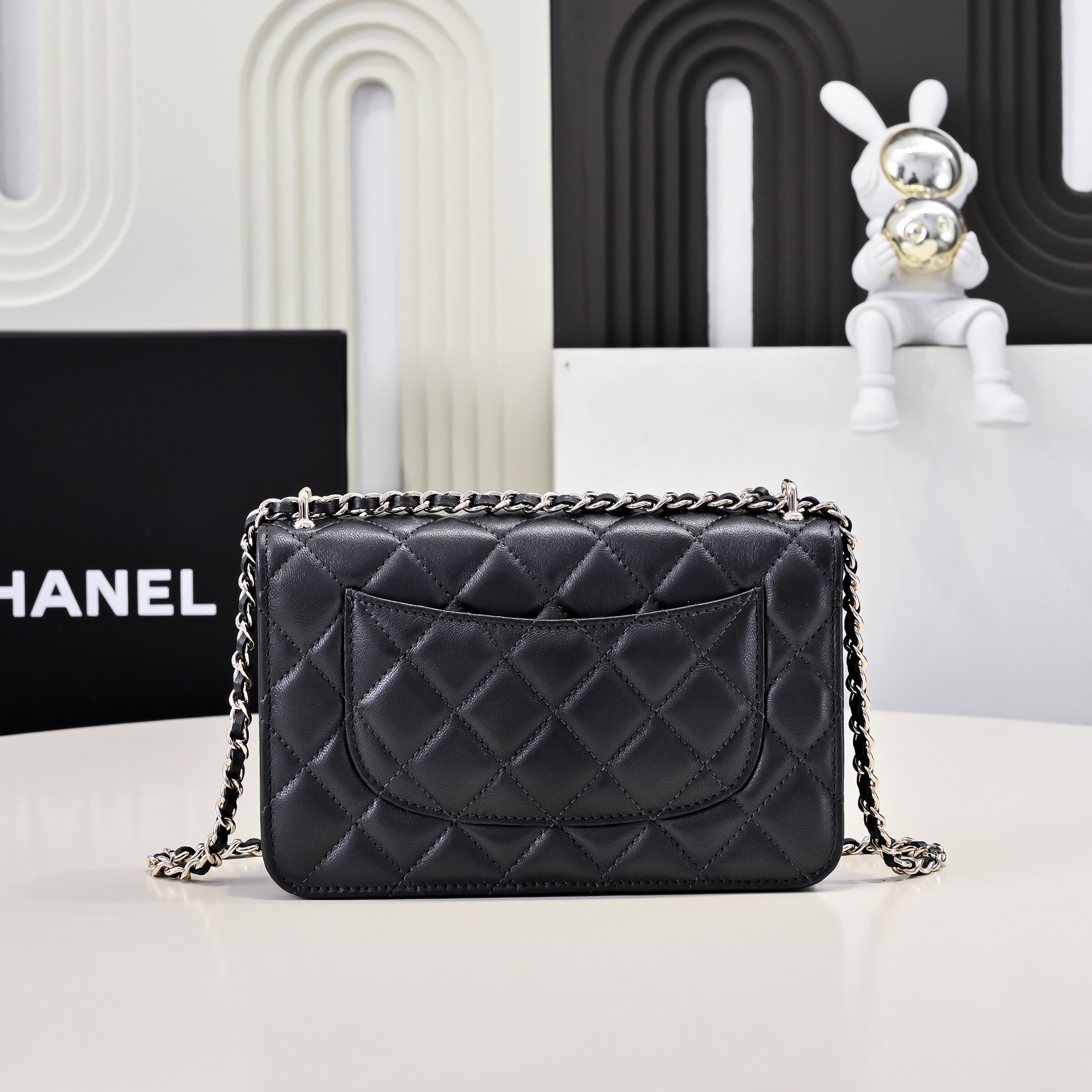 CHANEL SPRING-SUMMER 2025 PRE COLLECTION WALLET ON BLACK AP4537 19.5 × 13 × 3.5 cm