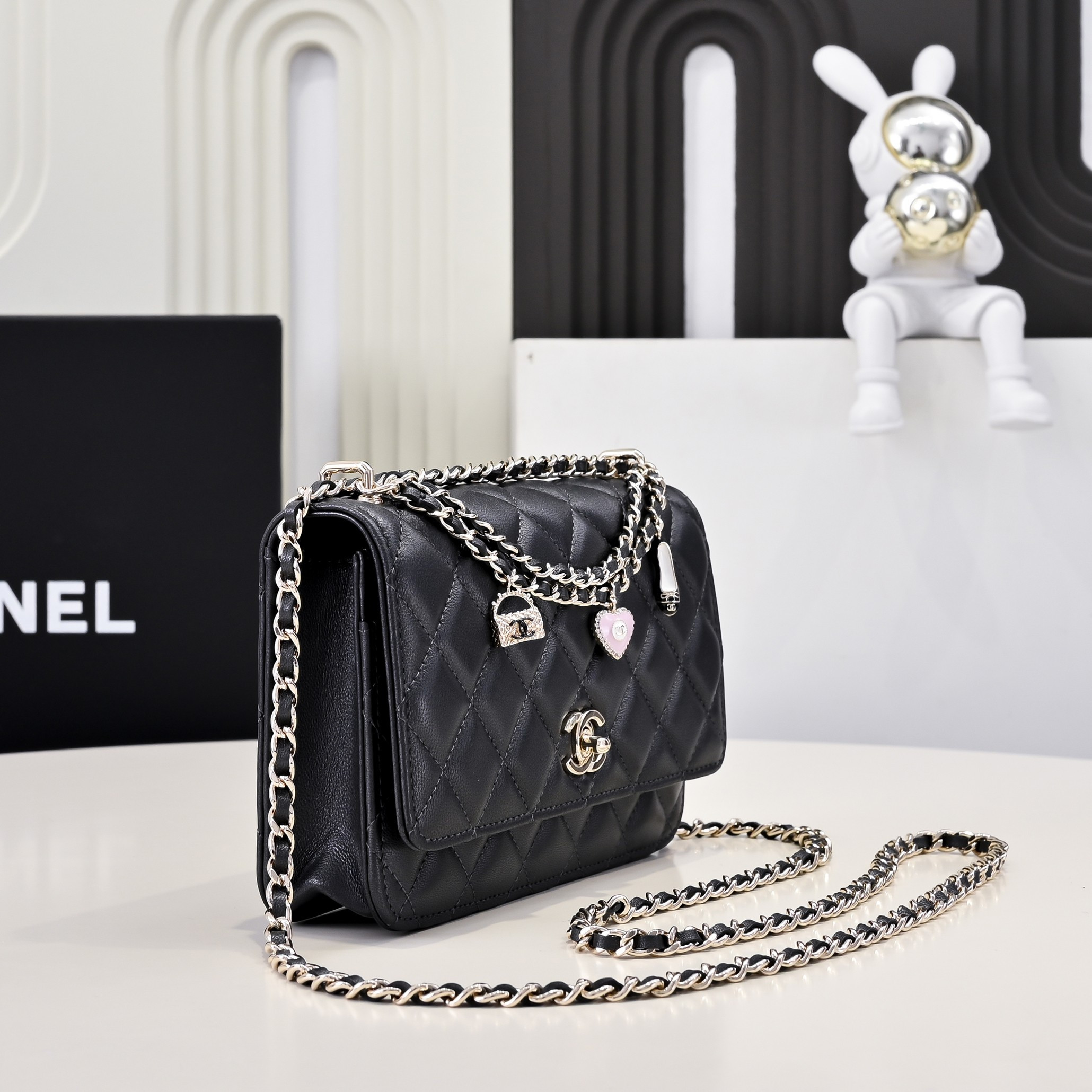 CHANEL SPRING-SUMMER 2025 PRE COLLECTION WALLET ON BLACK AP4537 19.5 × 13 × 3.5 cm