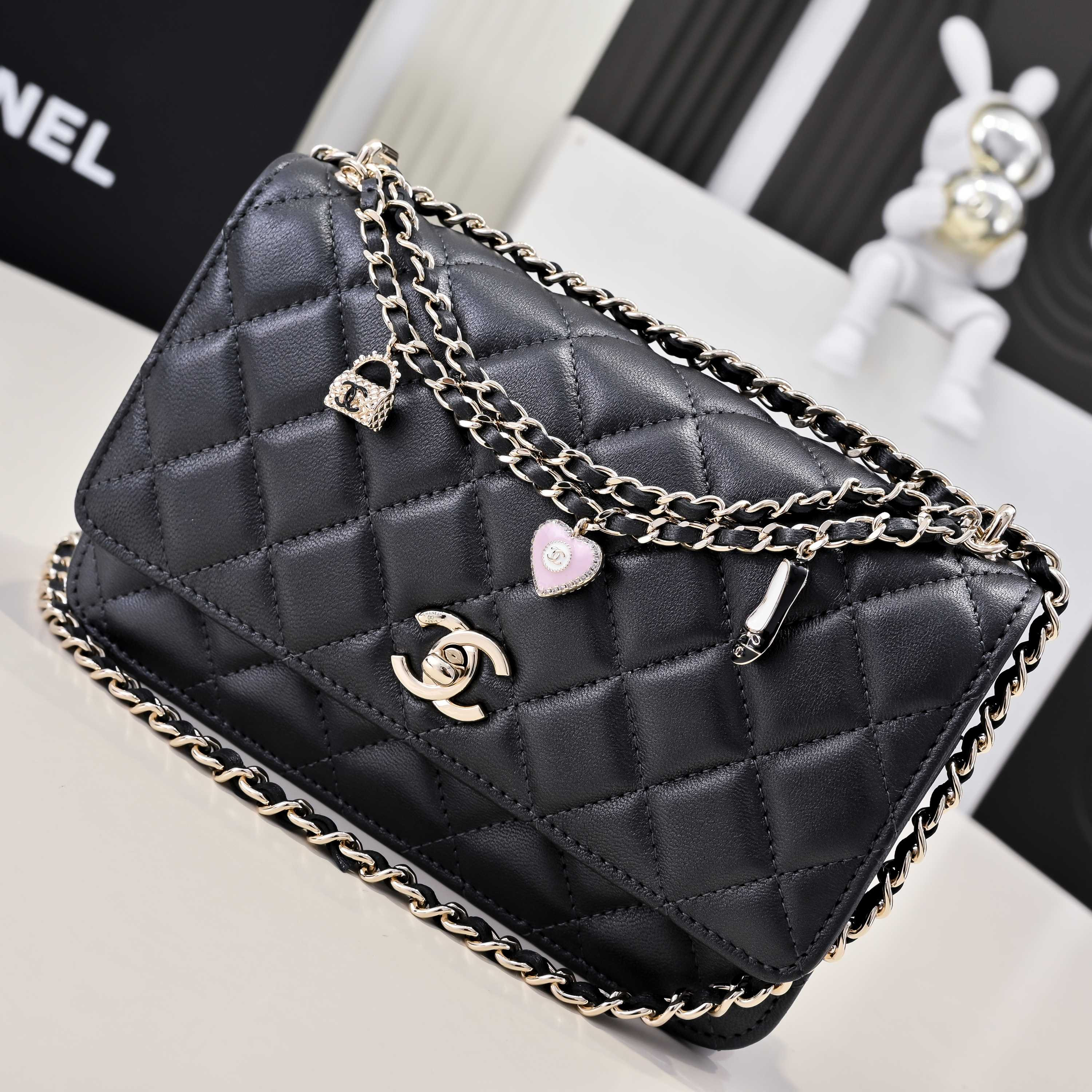 CHANEL SPRING-SUMMER 2025 PRE COLLECTION WALLET ON BLACK AP4537 19.5 × 13 × 3.5 cm