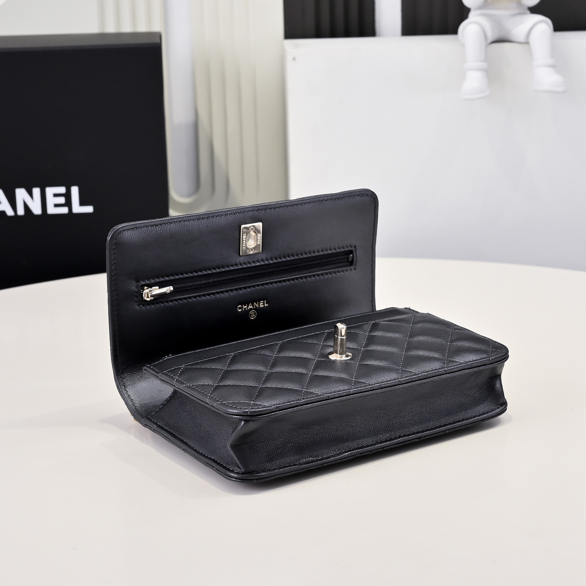 CHANEL SPRING-SUMMER 2025 PRE COLLECTION WALLET ON BLACK AP4537 19.5 × 13 × 3.5 cm