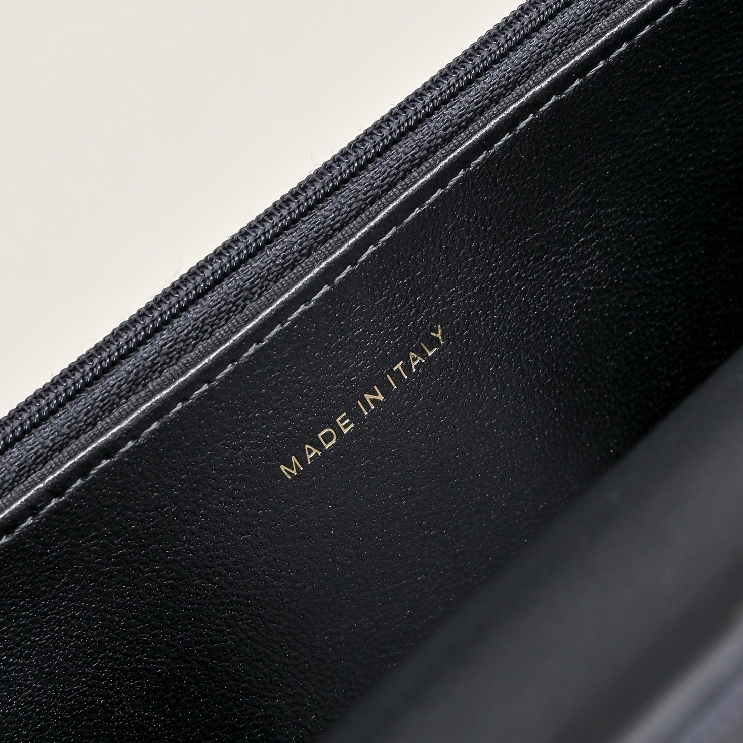 CHANEL SPRING-SUMMER 2025 PRE COLLECTION WALLET ON BLACK AP4537 19.5 × 13 × 3.5 cm