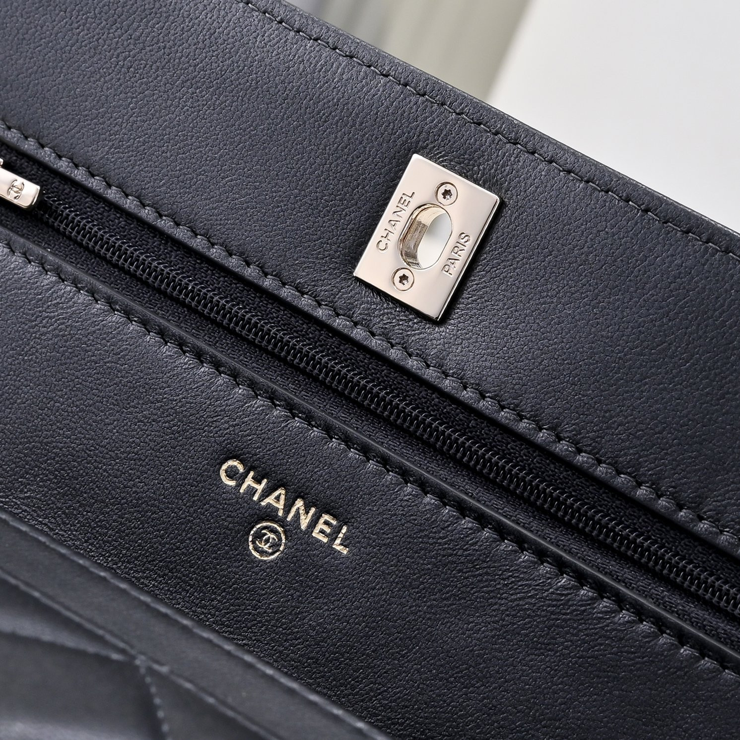 CHANEL SPRING-SUMMER 2025 PRE COLLECTION WALLET ON BLACK AP4537 19.5 × 13 × 3.5 cm