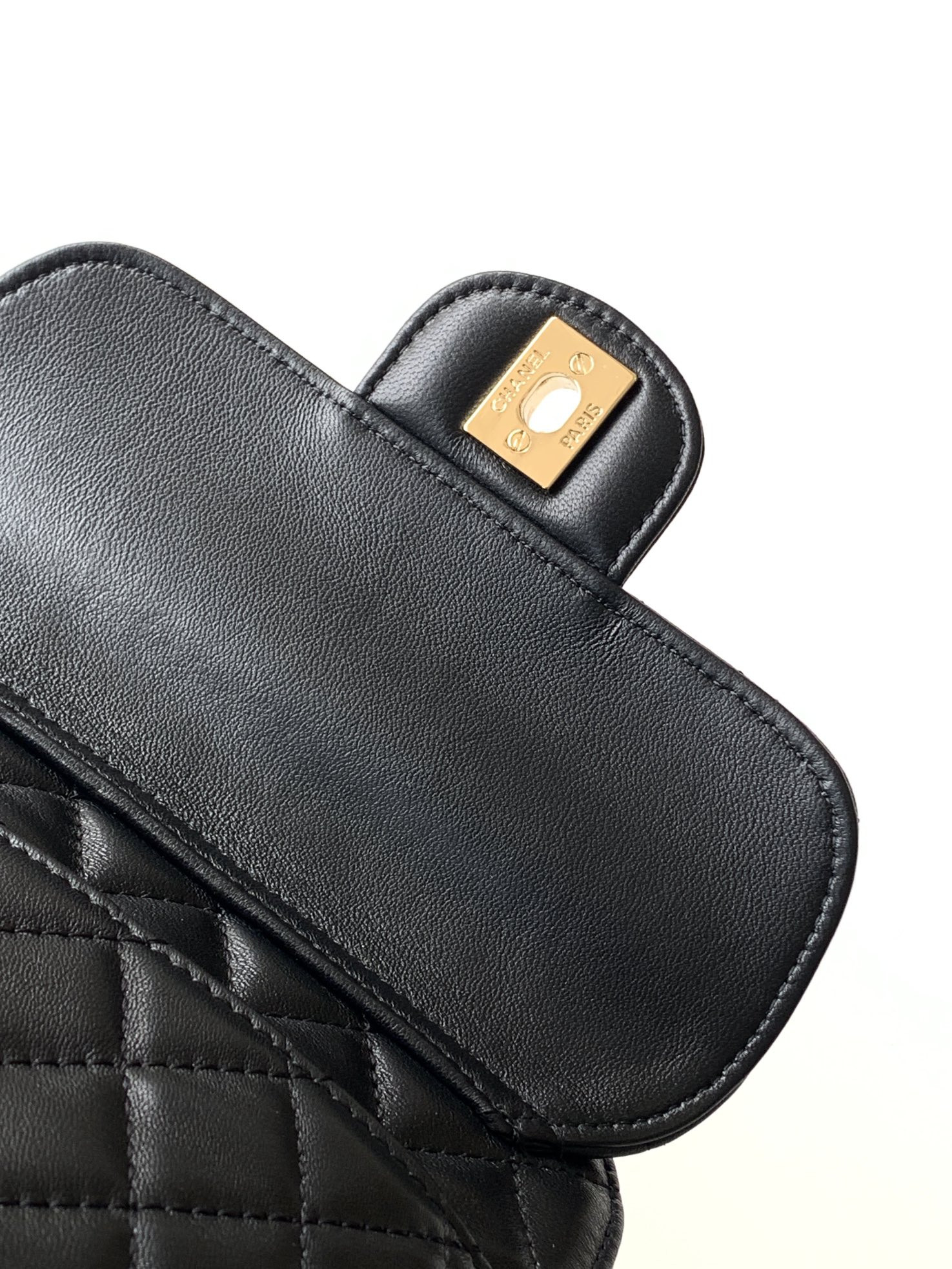 Chanel 22cc Love Bag AS3191 18x16.5x6.5cm