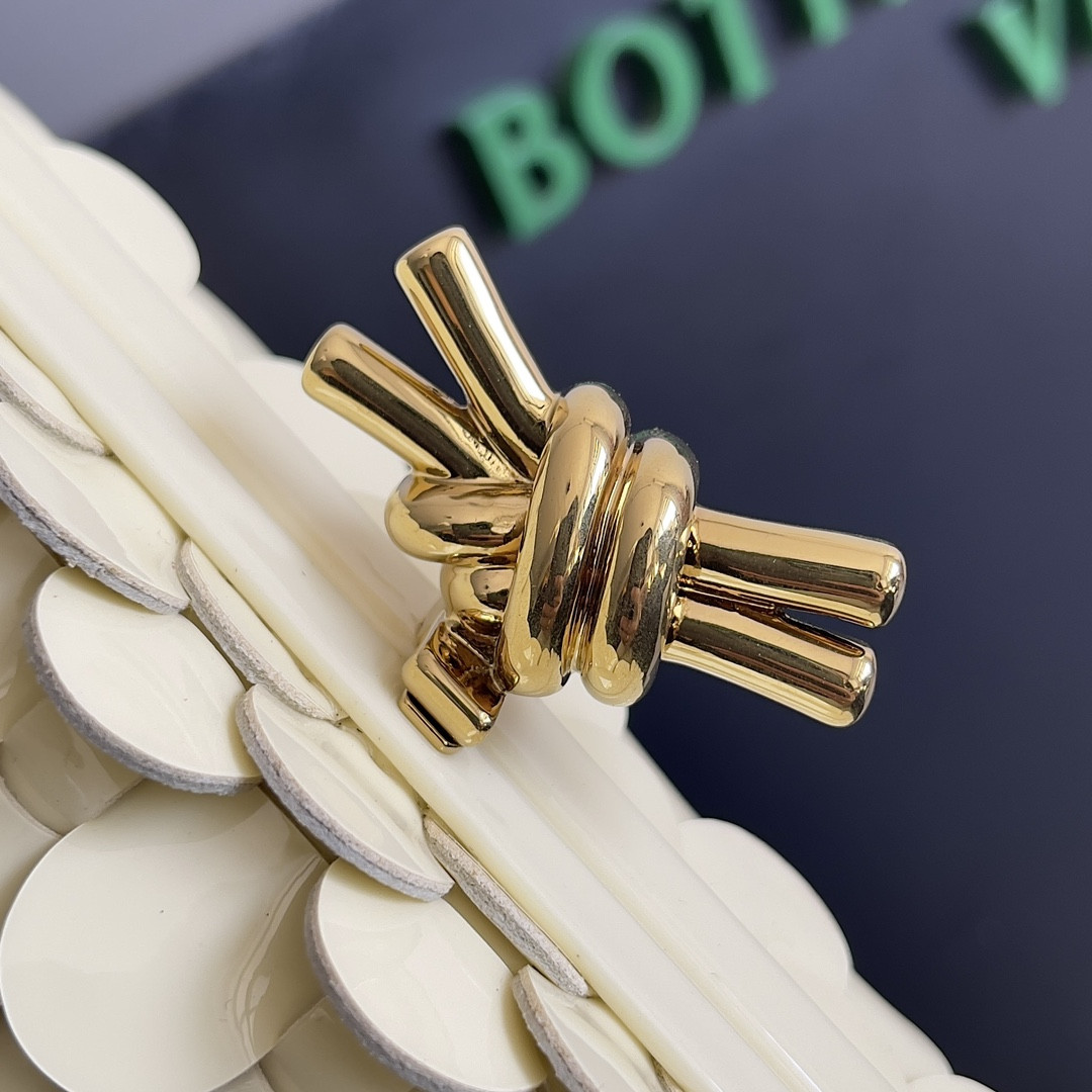 Bottega Veneta knot 717622 20.5x6x12.5cm