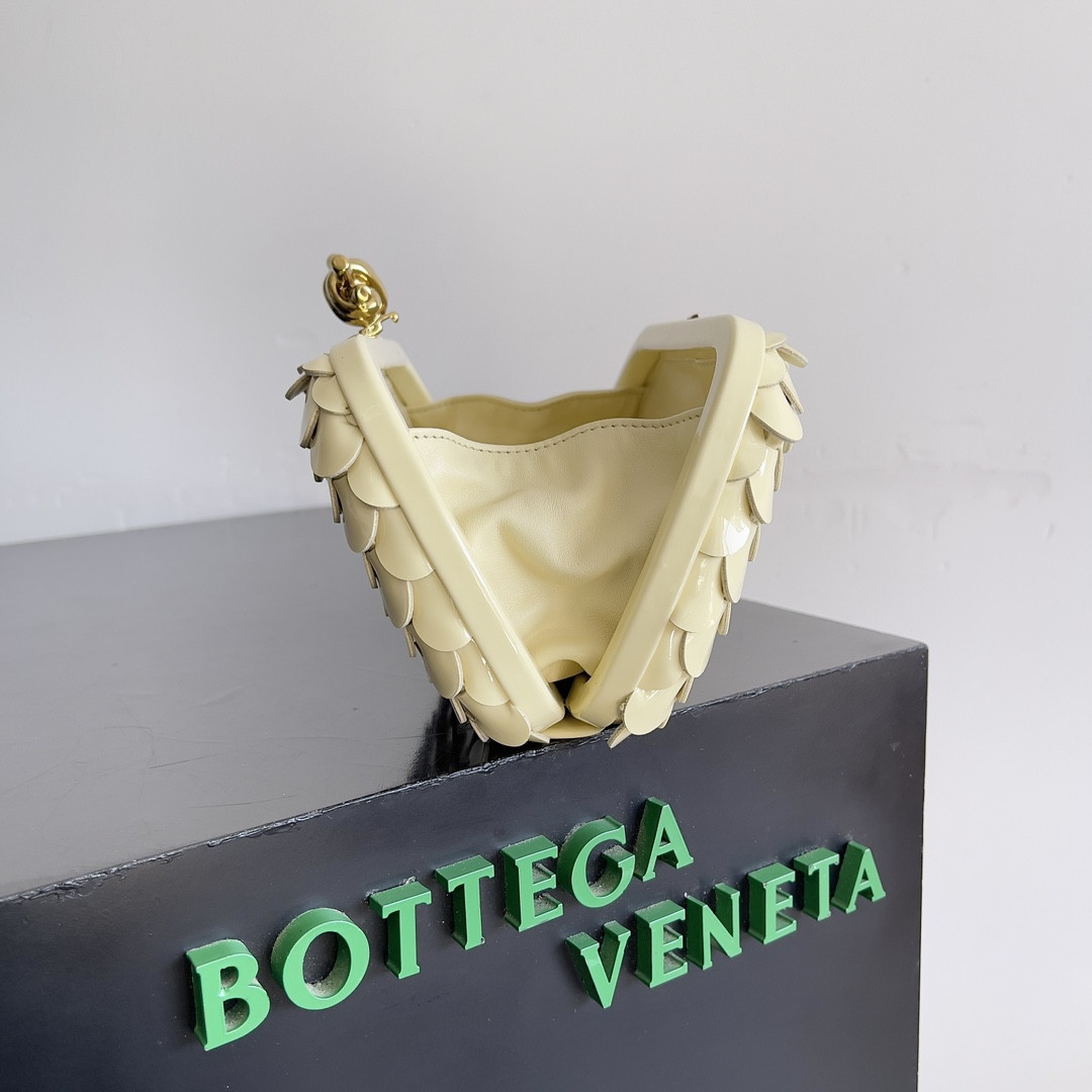 Bottega Veneta knot 717622 20.5x6x12.5cm
