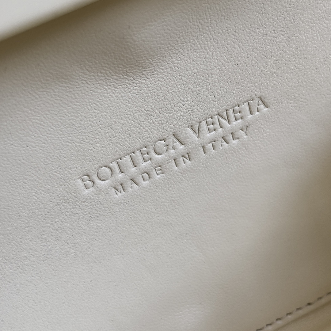 Bottega Veneta knot 717622 20.5x6x12.5cm