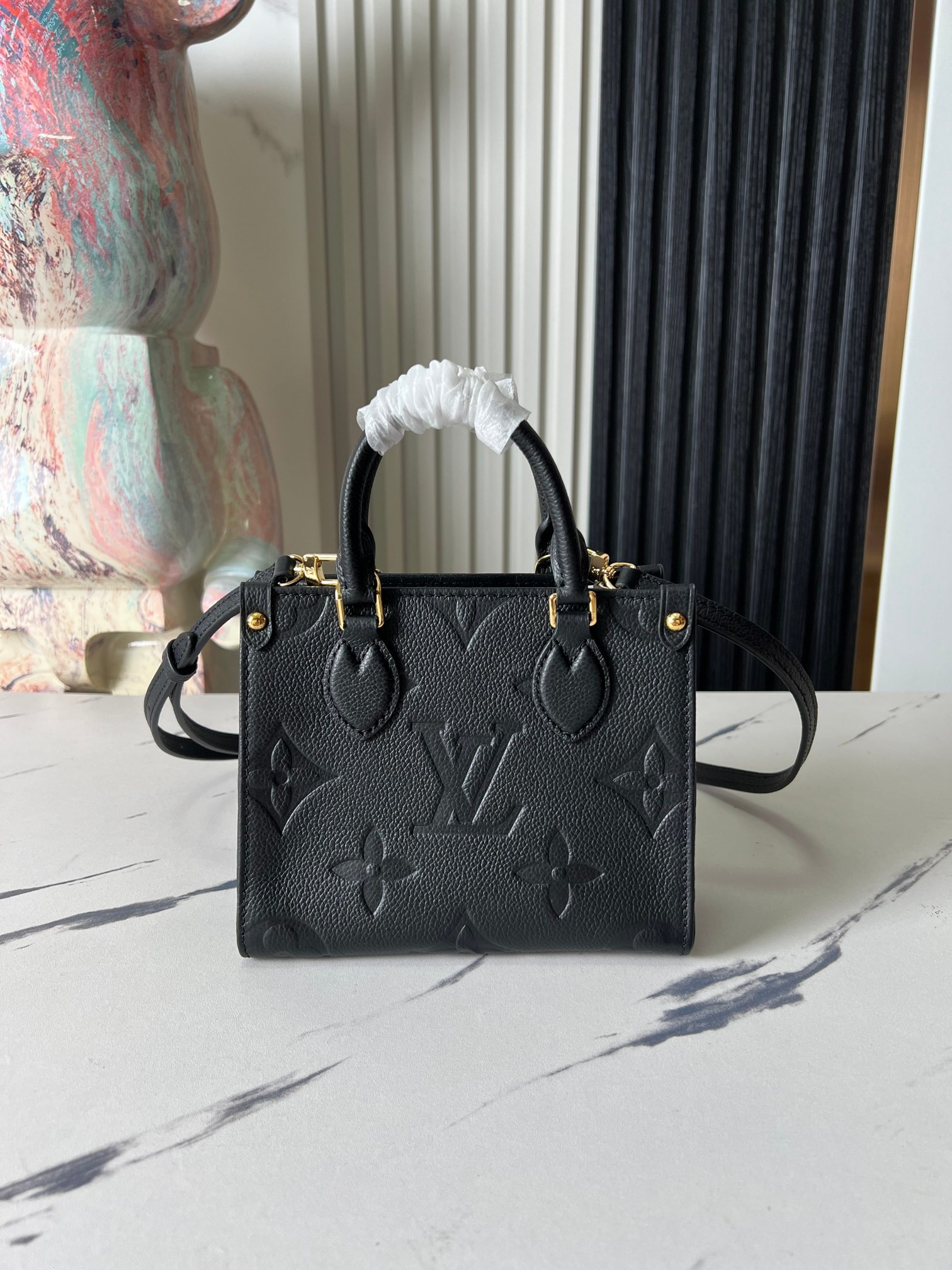 LV ON THE GO BB M46993 18 x15 8.5cm