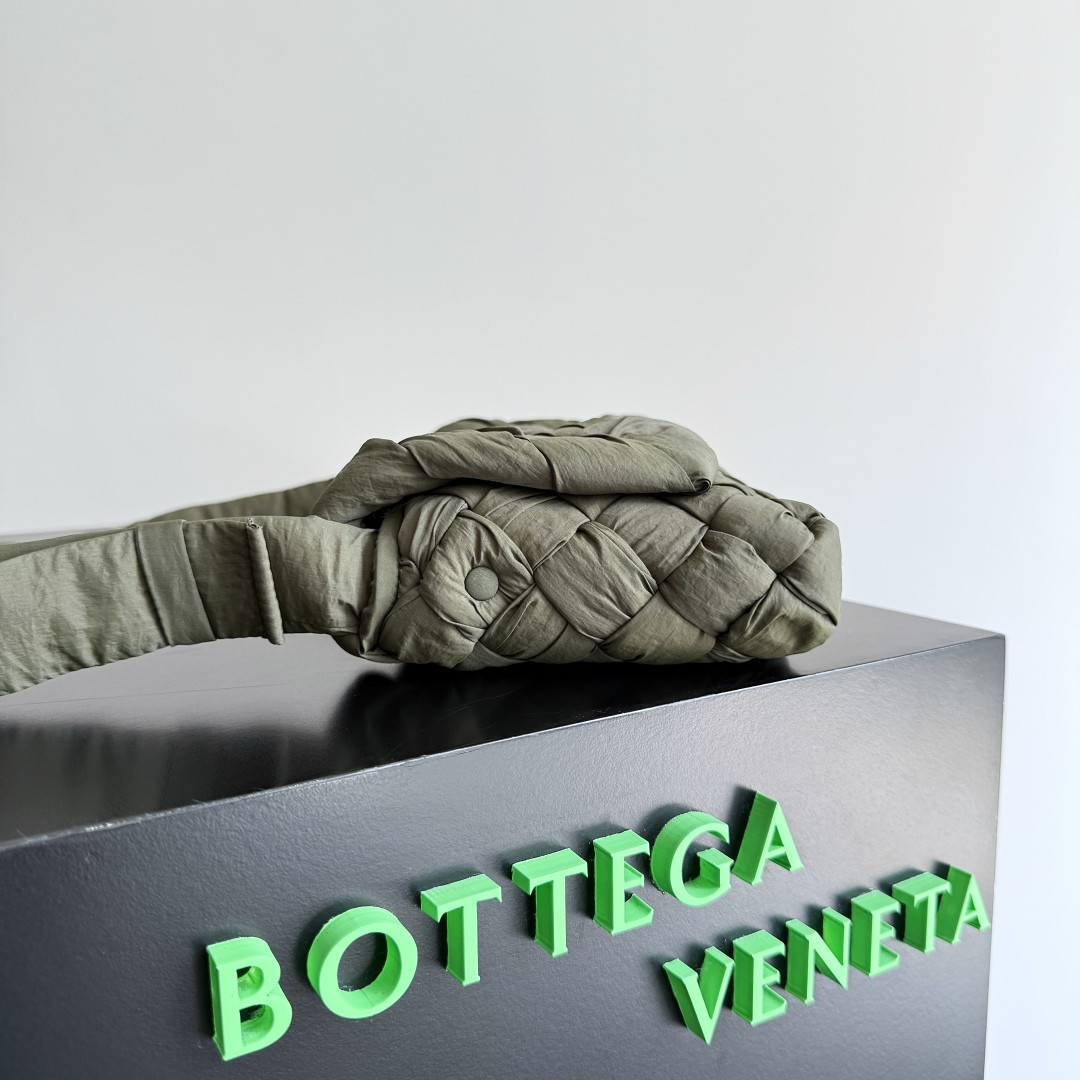 Bottega Veneta Small Rumple Messenger 21x14x5cm