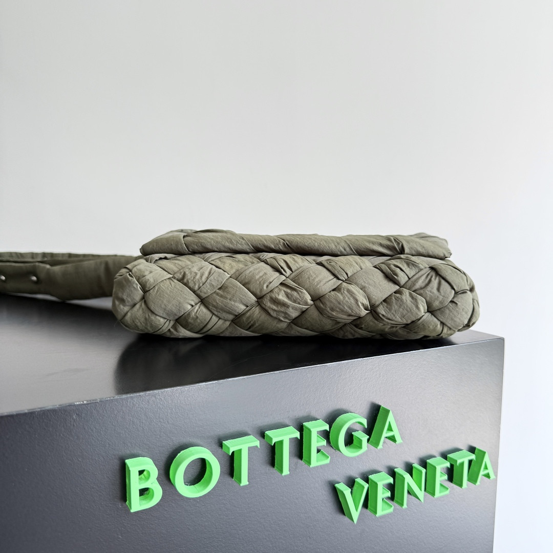 Bottega Veneta Small Rumple Messenger 21x14x5cm