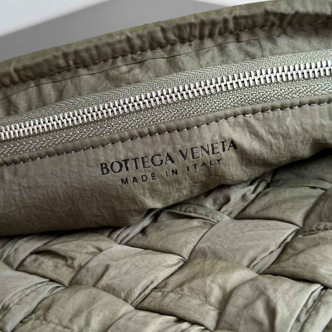 Bottega Veneta Small Rumple Messenger 21x14x5cm