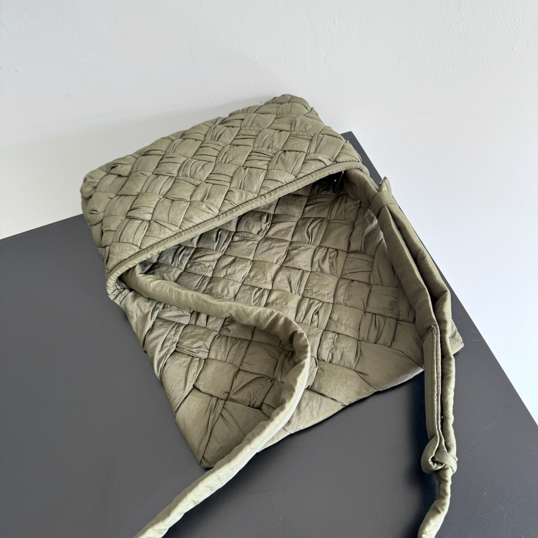 Bottega Veneta Small Rumple Messenger 21x14x5cm