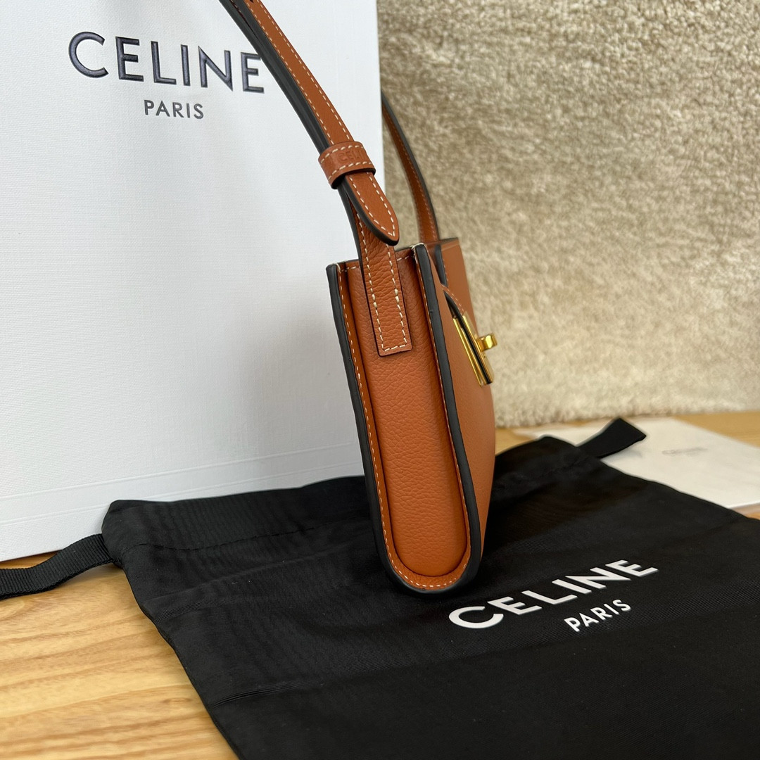 Celine 16 STRAP POCHETTE in IN SUPPLE GRAINED CALFSKIN 18.5 x 12 x 3 cm