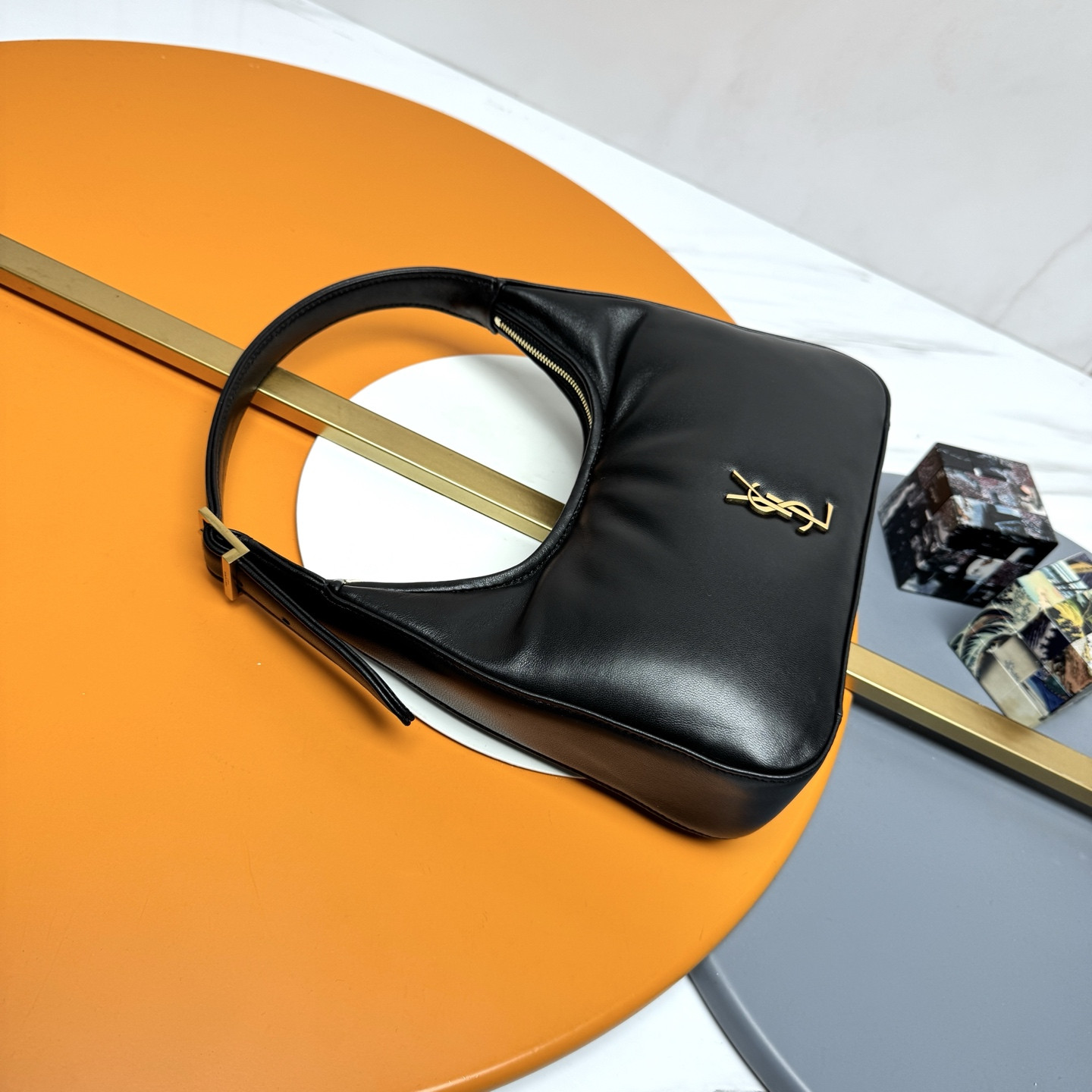 YSL calypso mini hobo in plunged lambskin 20 X 12 X 5 cm