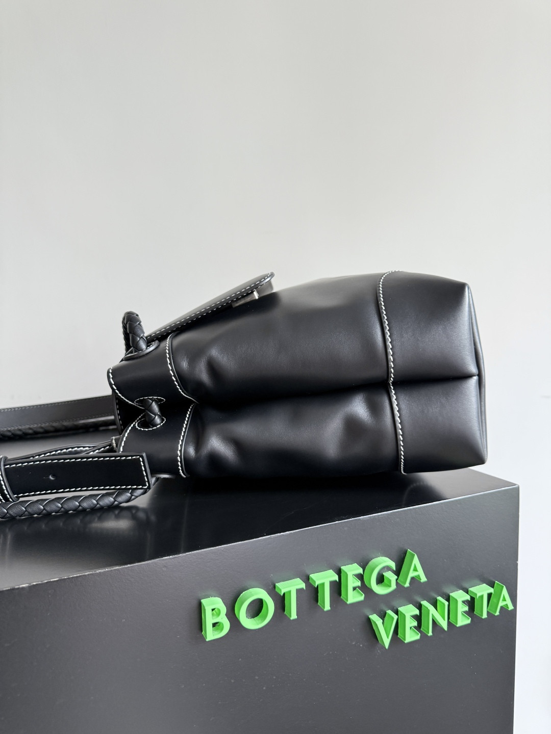 Bottega Veneta Medium Andiamo Messenger 37x26x13cm