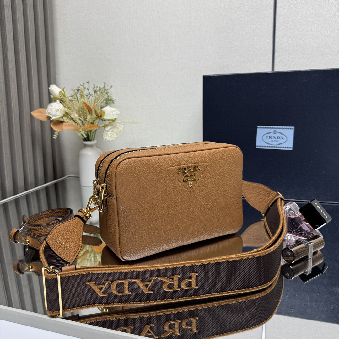 Prada Small shoulder bag in Vitello Dino soft leather 22x14.5x8.5cm