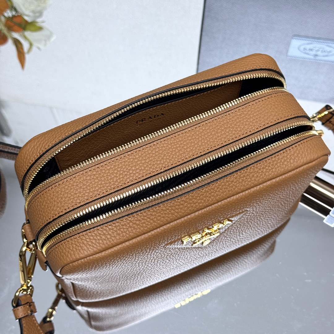 Prada Small shoulder bag in Vitello Dino soft leather 22x14.5x8.5cm