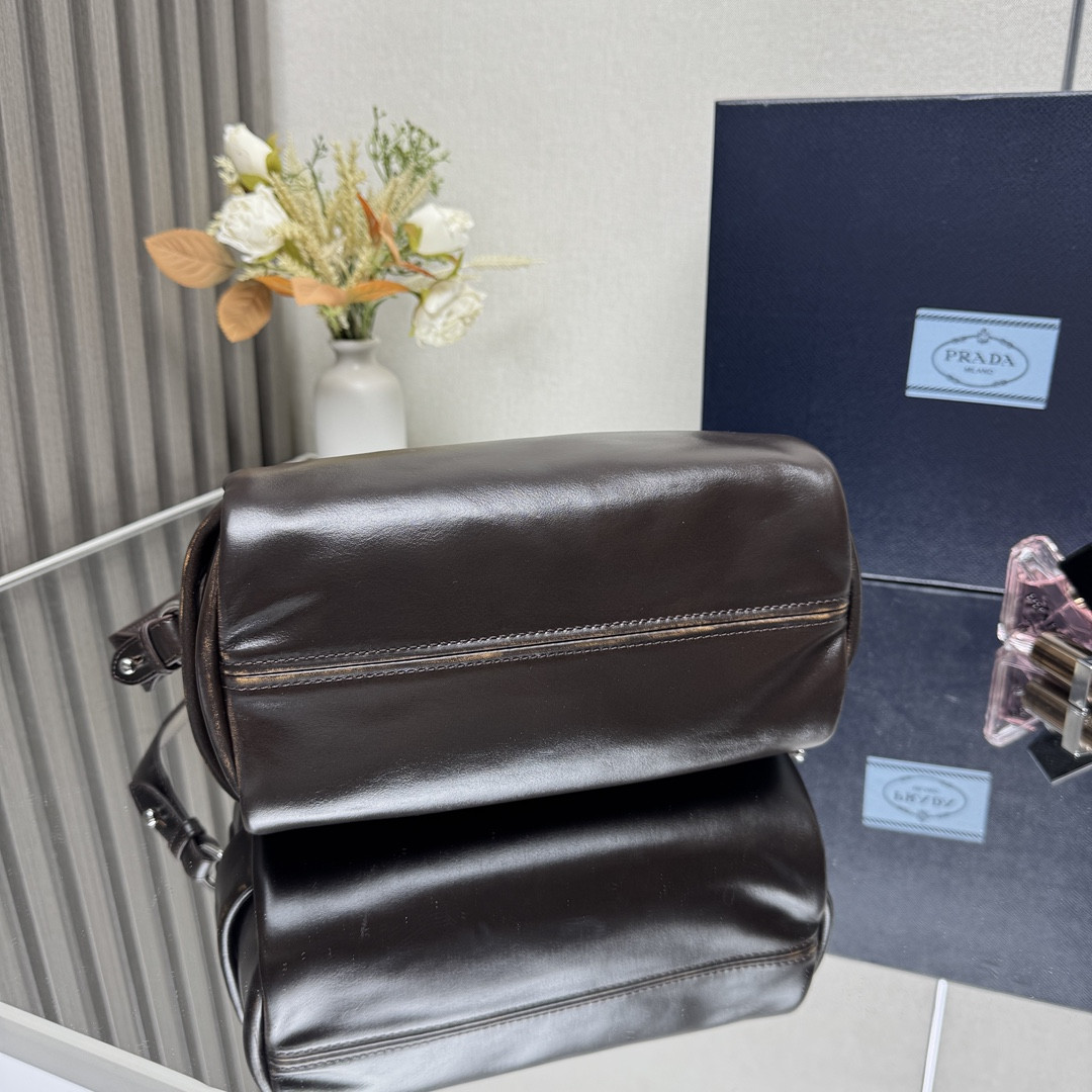 Prada Nappa leather shoulder bag 24x11x11cm