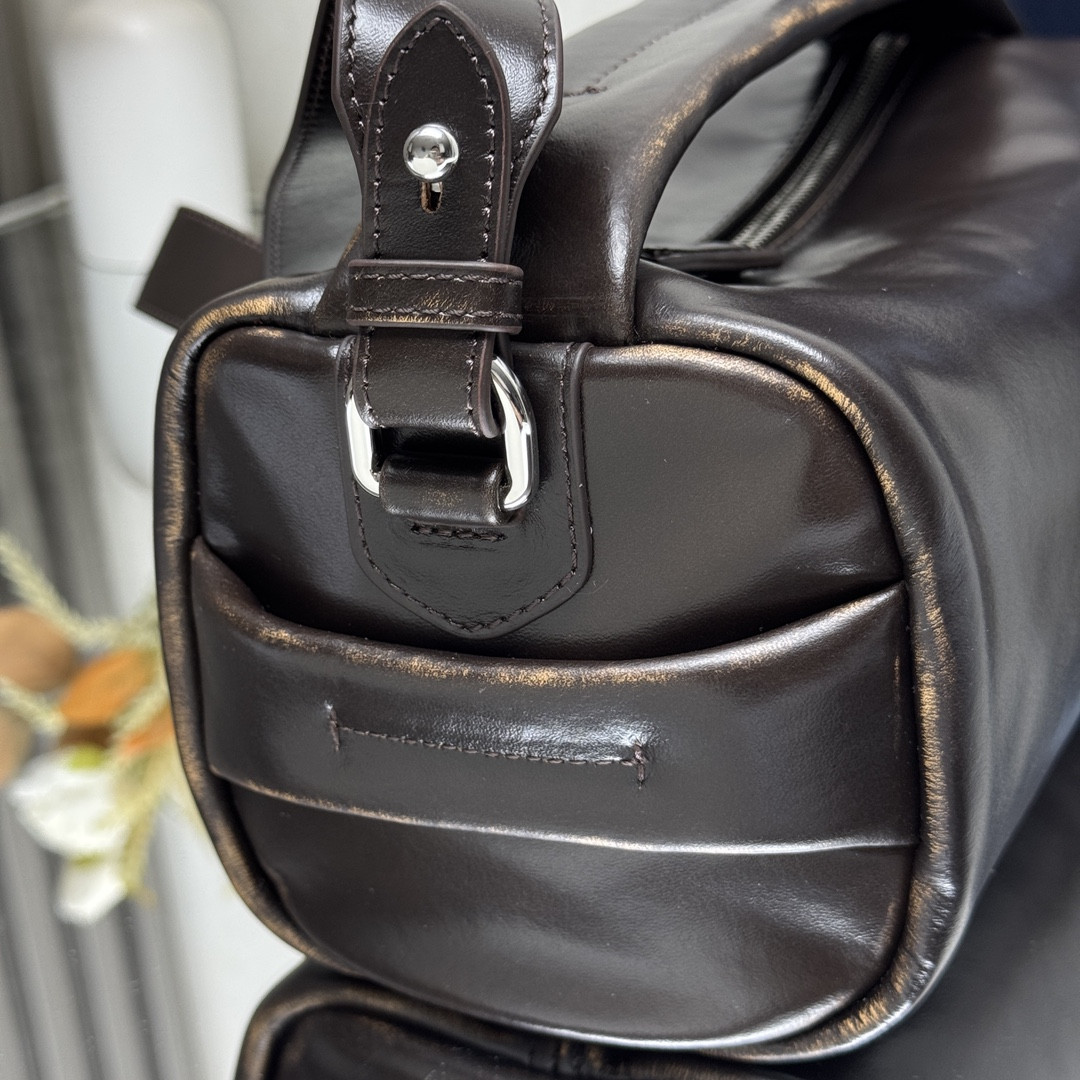 Prada Nappa leather shoulder bag 24x11x11cm