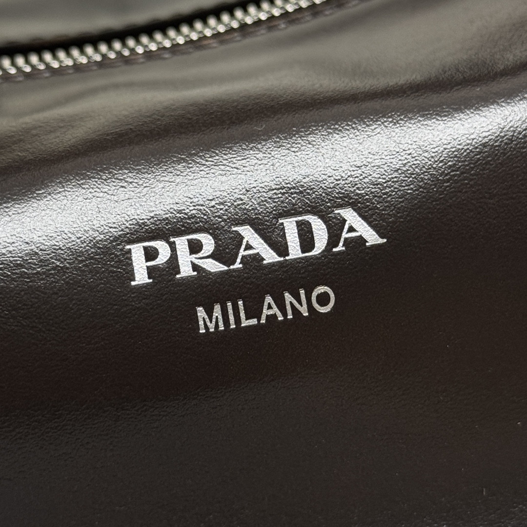 Prada Nappa leather shoulder bag 24x11x11cm