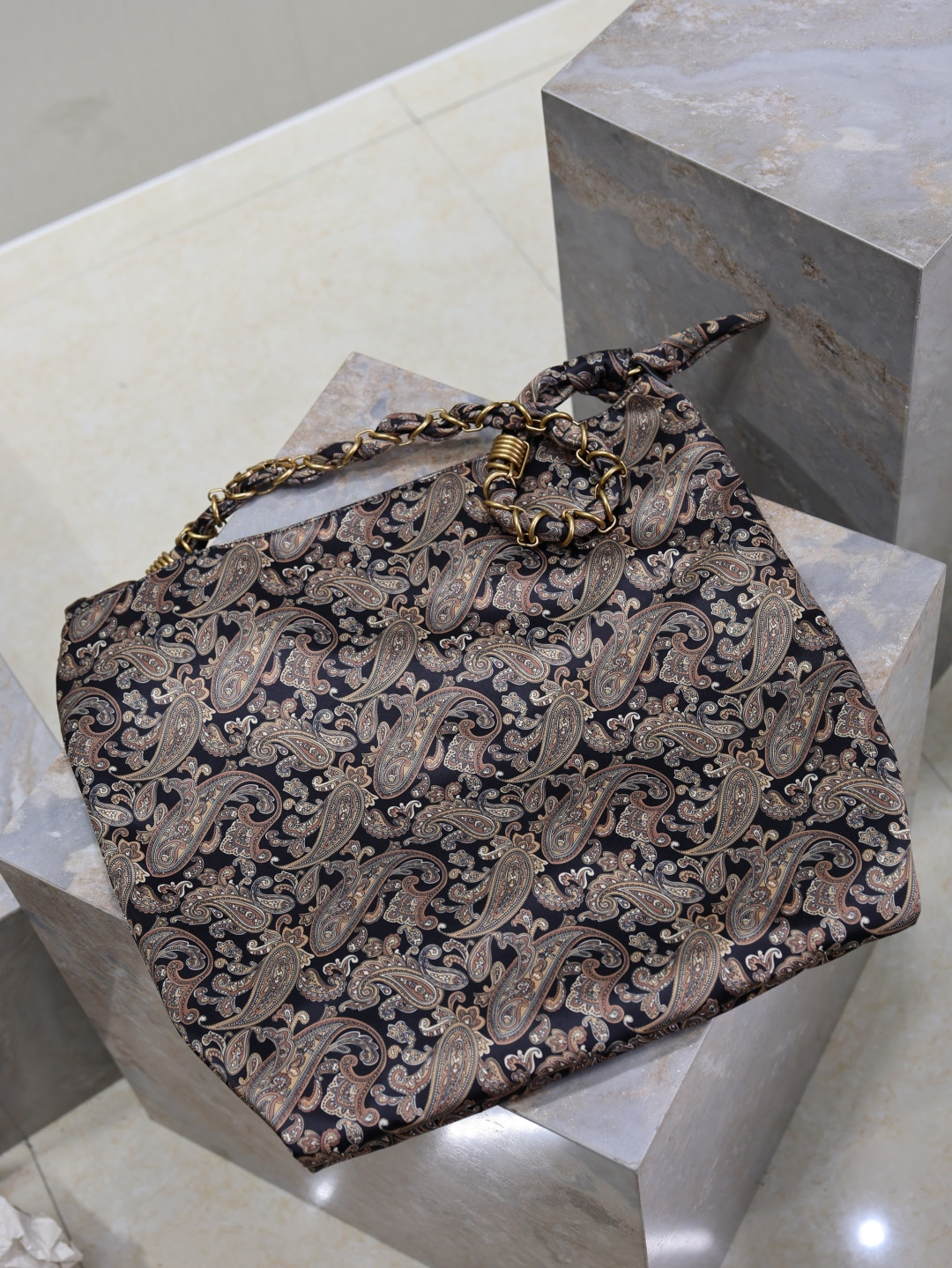 YSL Amalia (silk twill) 42x50x1cm