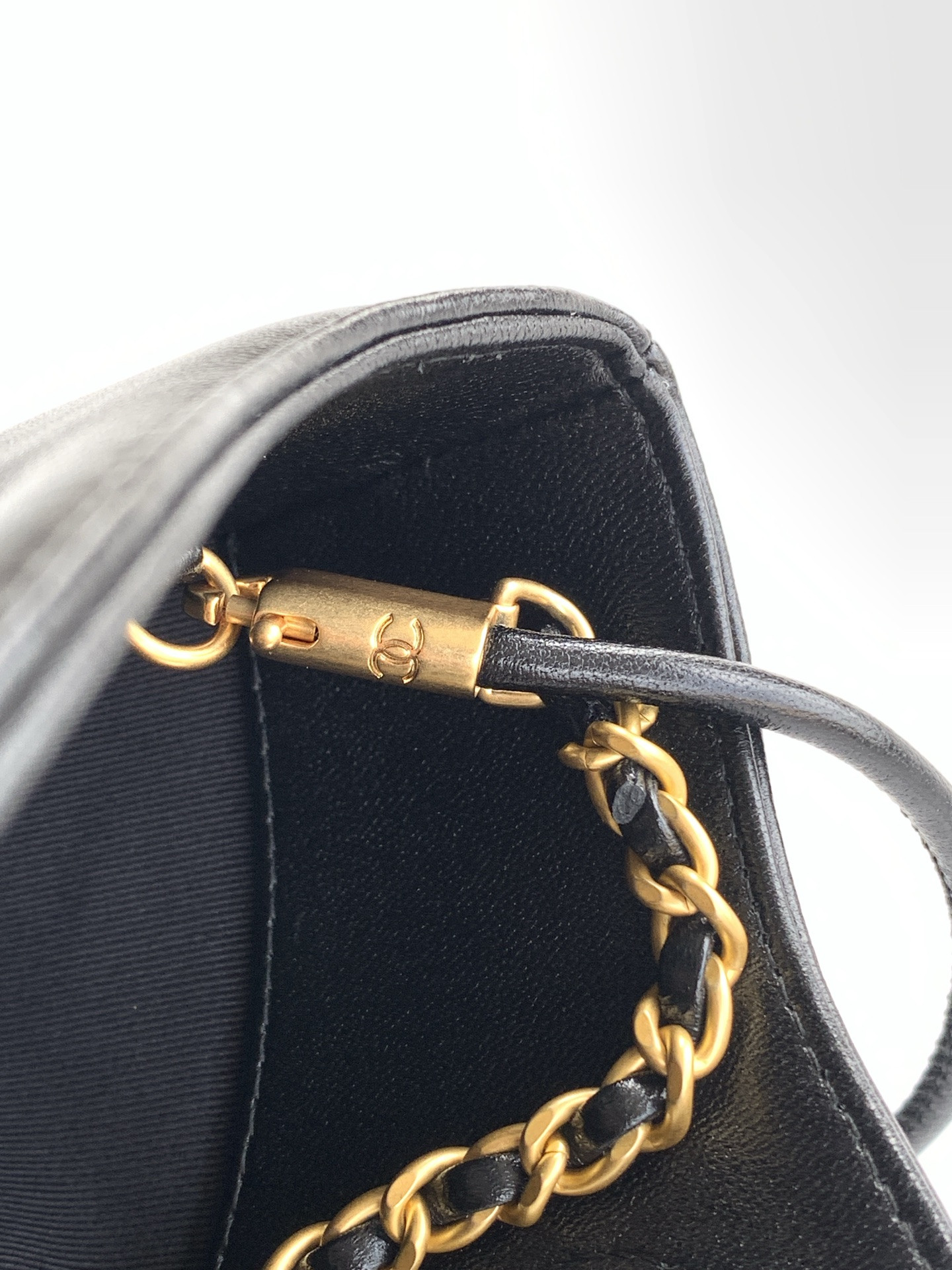 CHANEL 31 Mini Shopping Bag Lambskin & Gold-Tone Metal 22x23x5cm