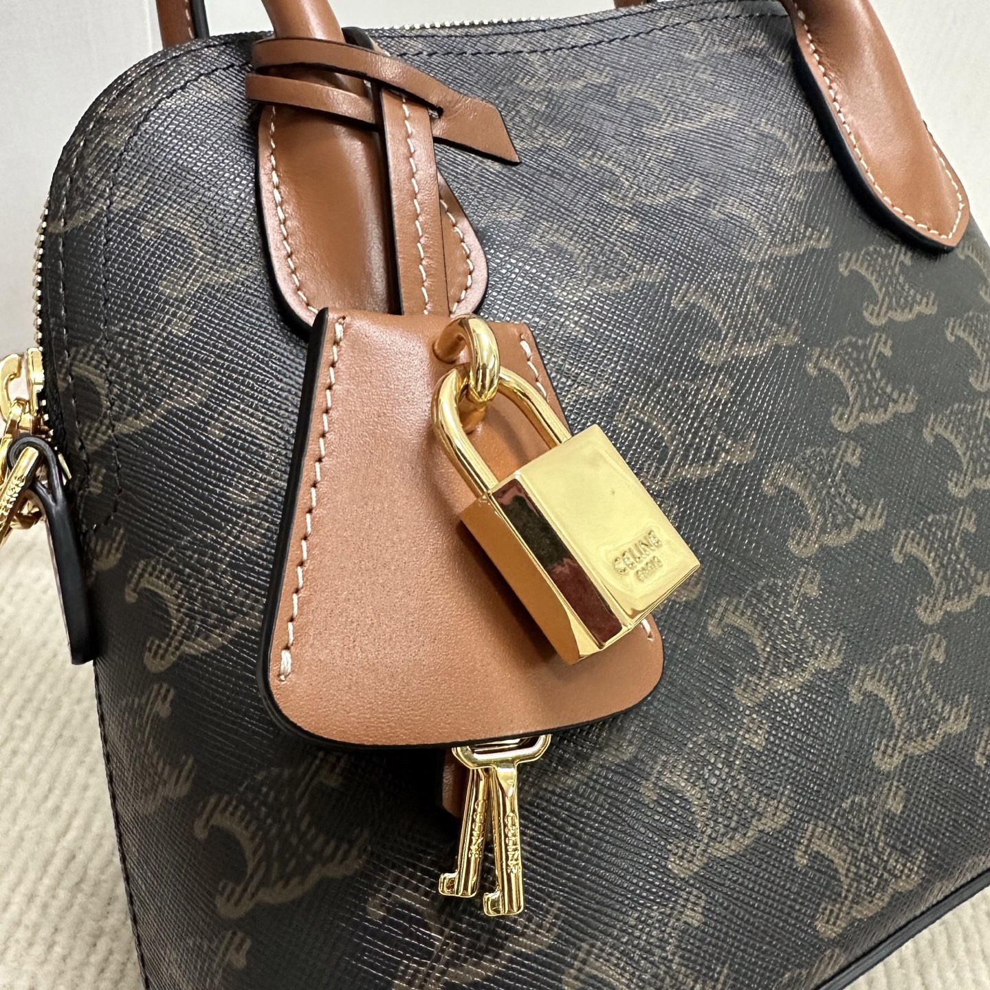 Celine TEEN HONORINE BAG IN Triomphe Canvas and Calfskin 22.5x17x10cm