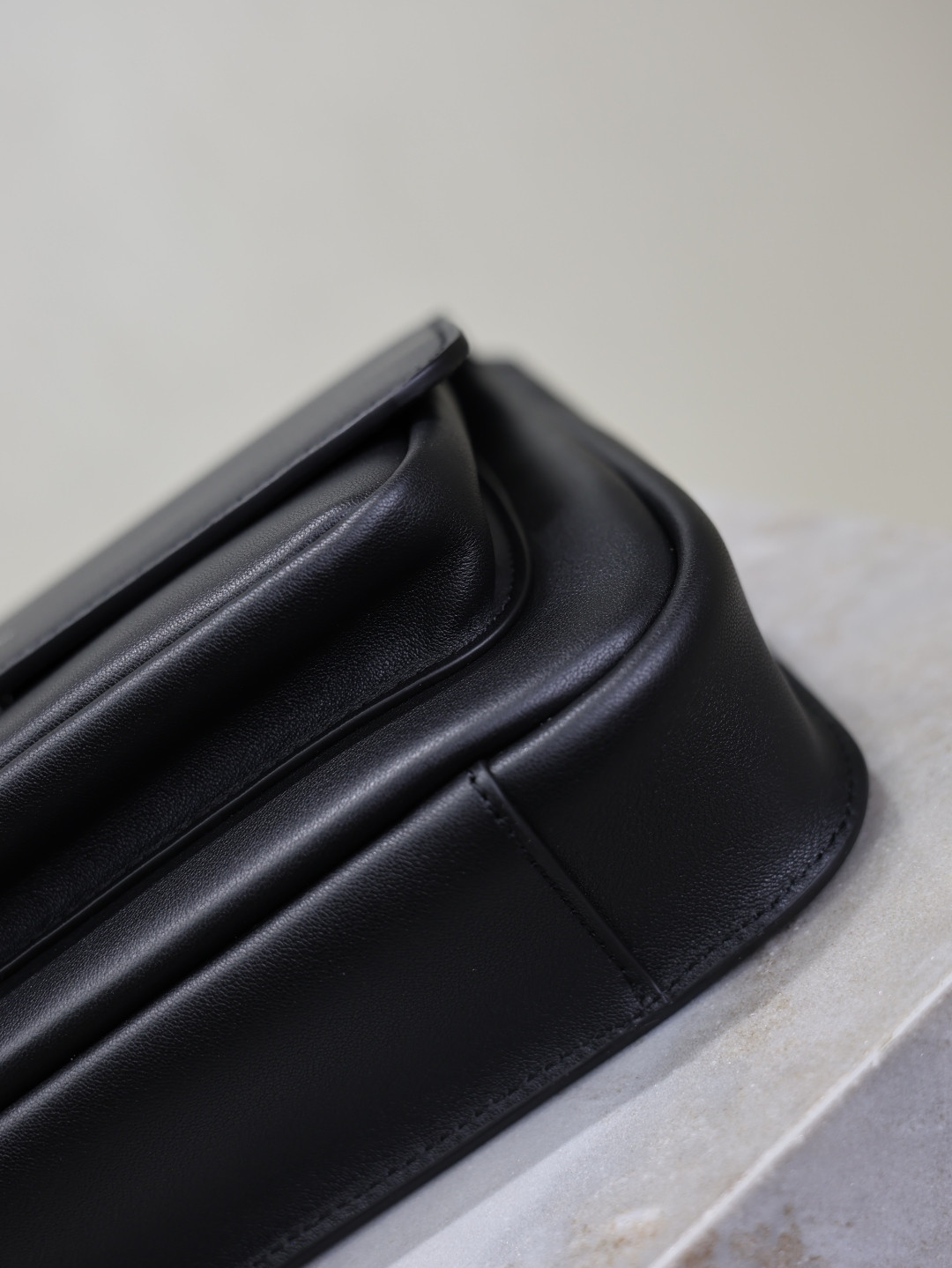 YSL SAINT LAURENT Niki small satchel in smooth leather 21x16x5cm