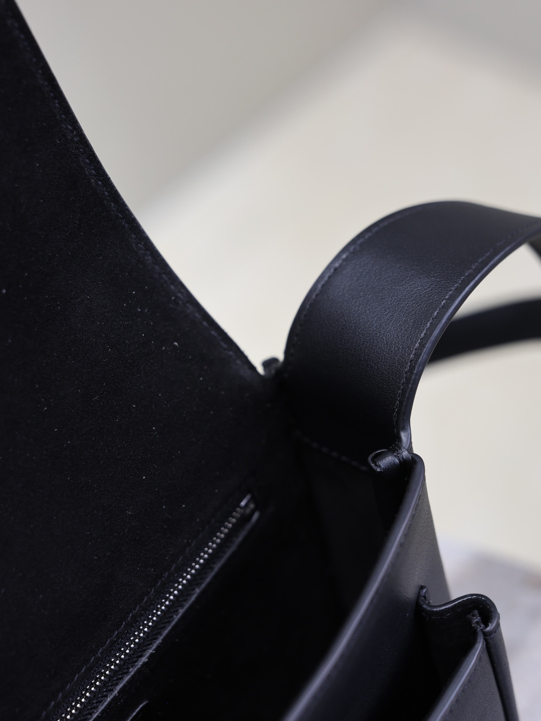 YSL SAINT LAURENT Niki small satchel in smooth leather 21x16x5cm