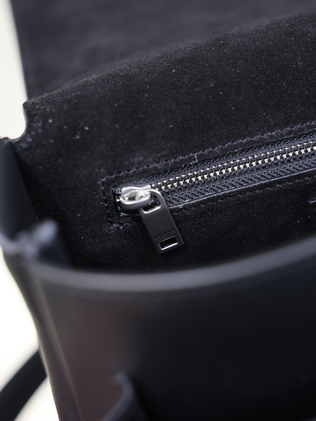 YSL SAINT LAURENT Niki small satchel in smooth leather 21x16x5cm