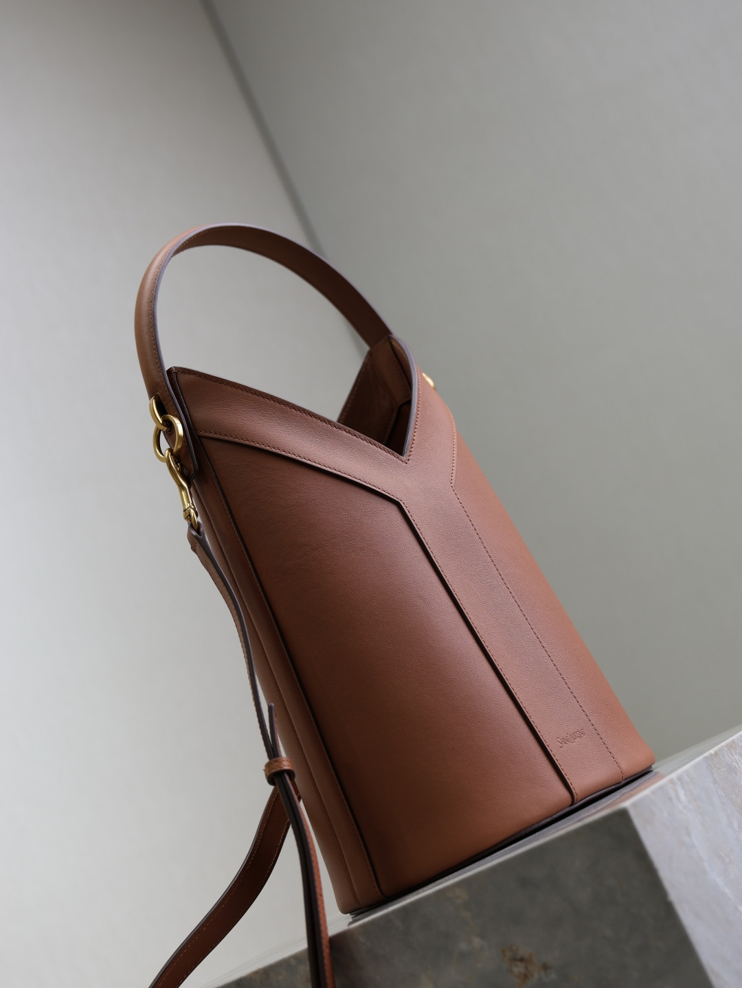 YSL Y top-handle bucket in leather 25x22-34x3-15cm