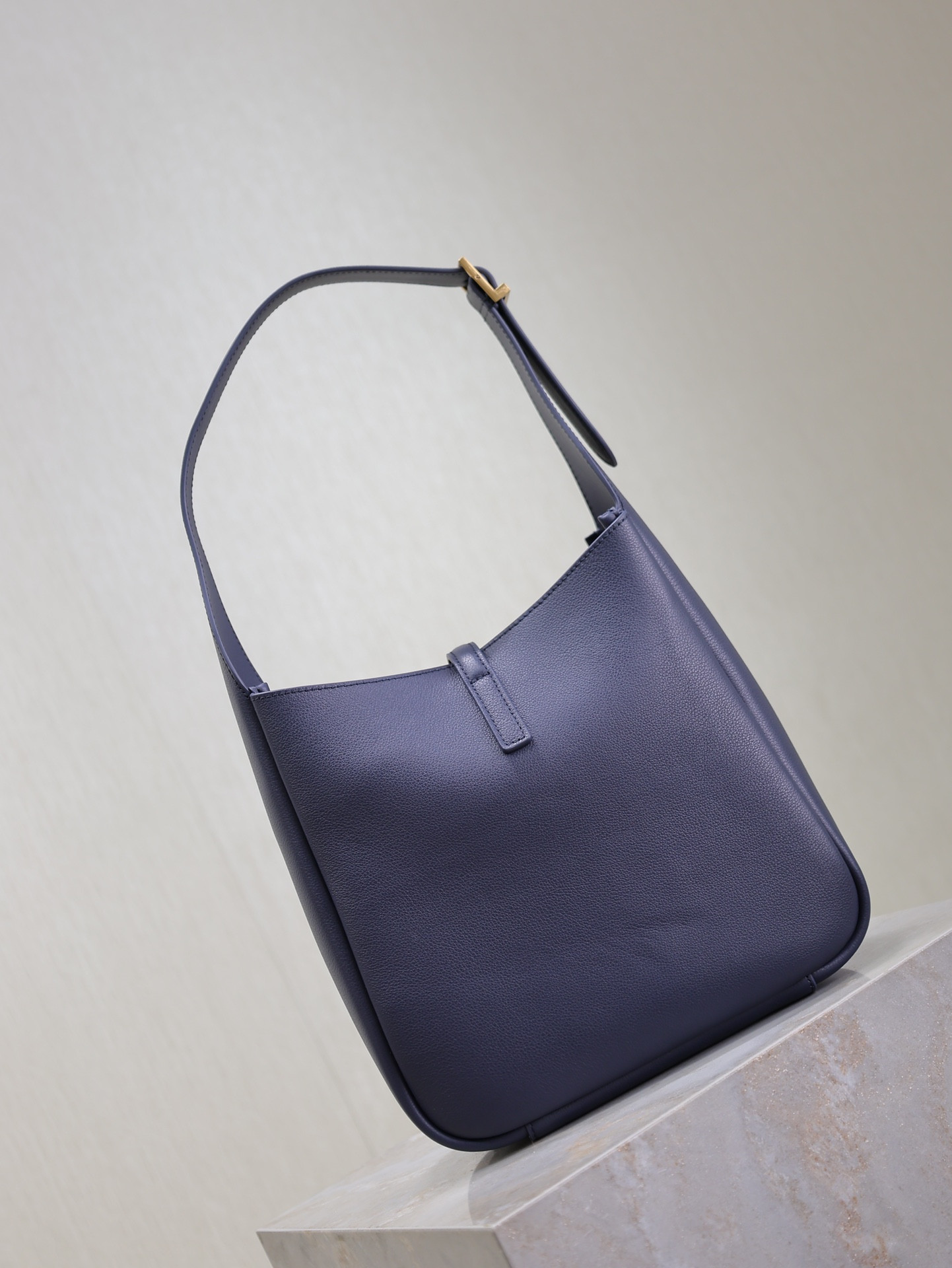 YSL LE 5 À 7 supple small IN GRAINED LEATHER 23x22x8.5cm