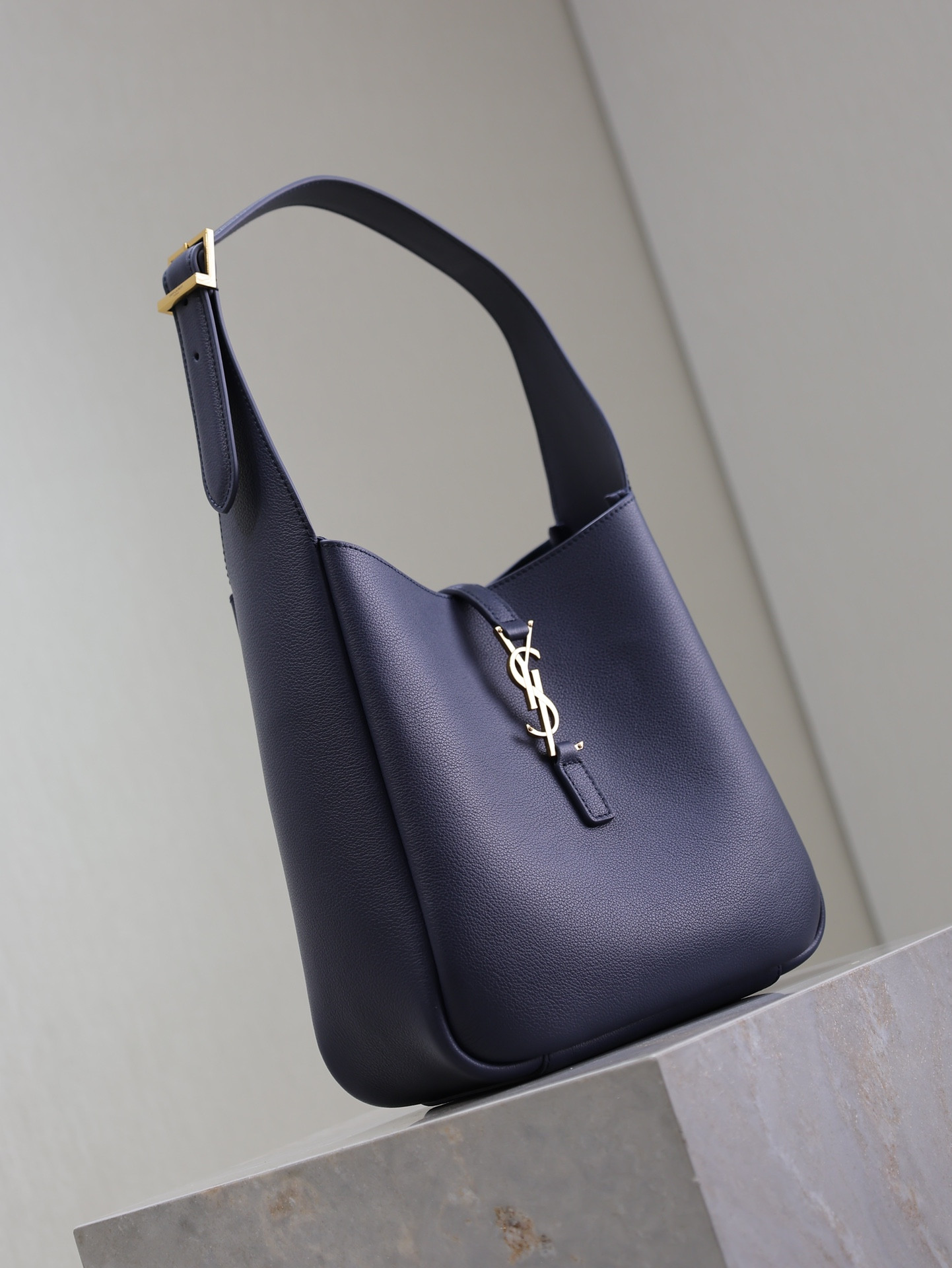 YSL LE 5 À 7 supple small IN GRAINED LEATHER 23x22x8.5cm