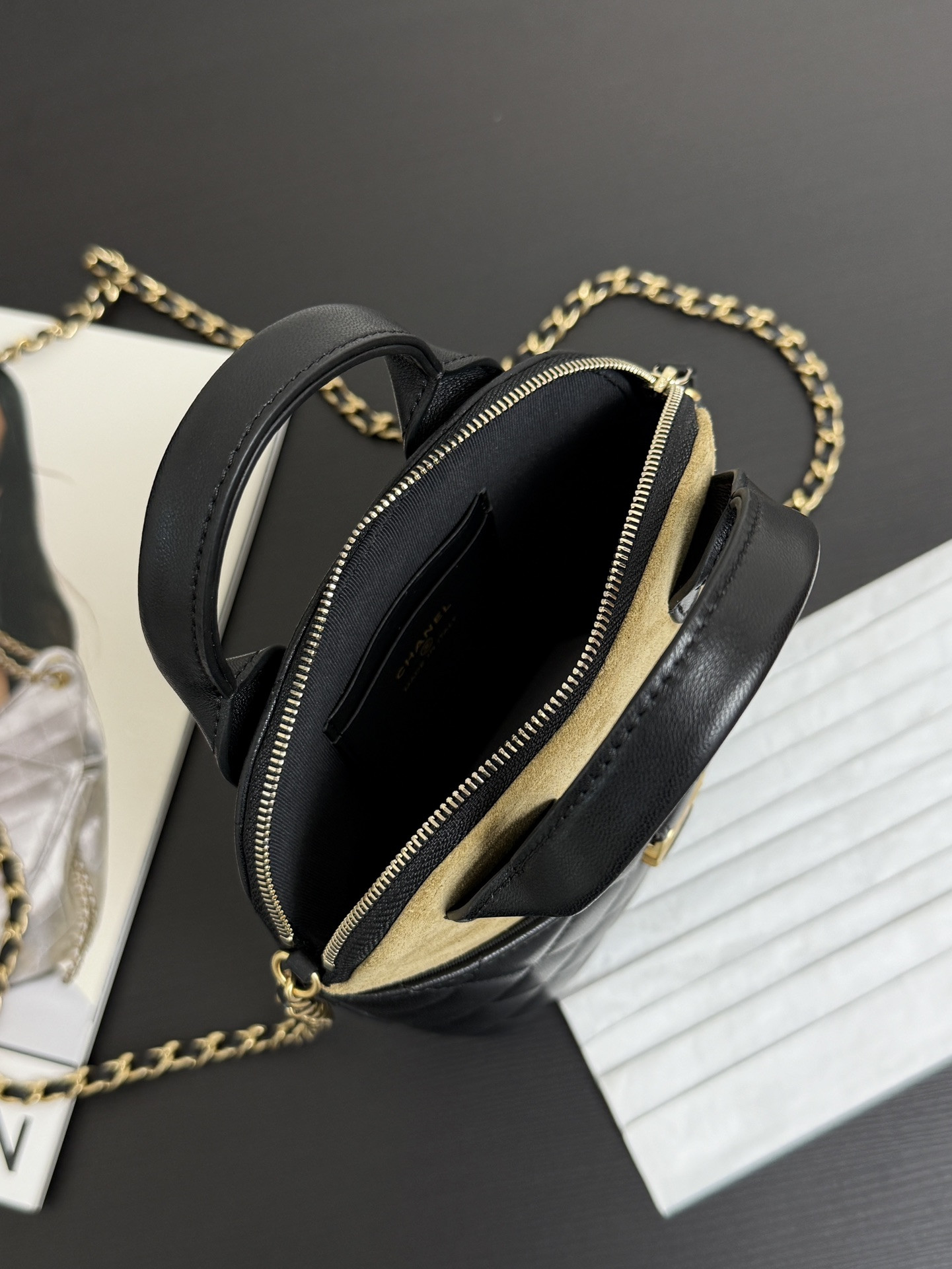 Chanel Clutch with chain AP4742 18x17x6cm