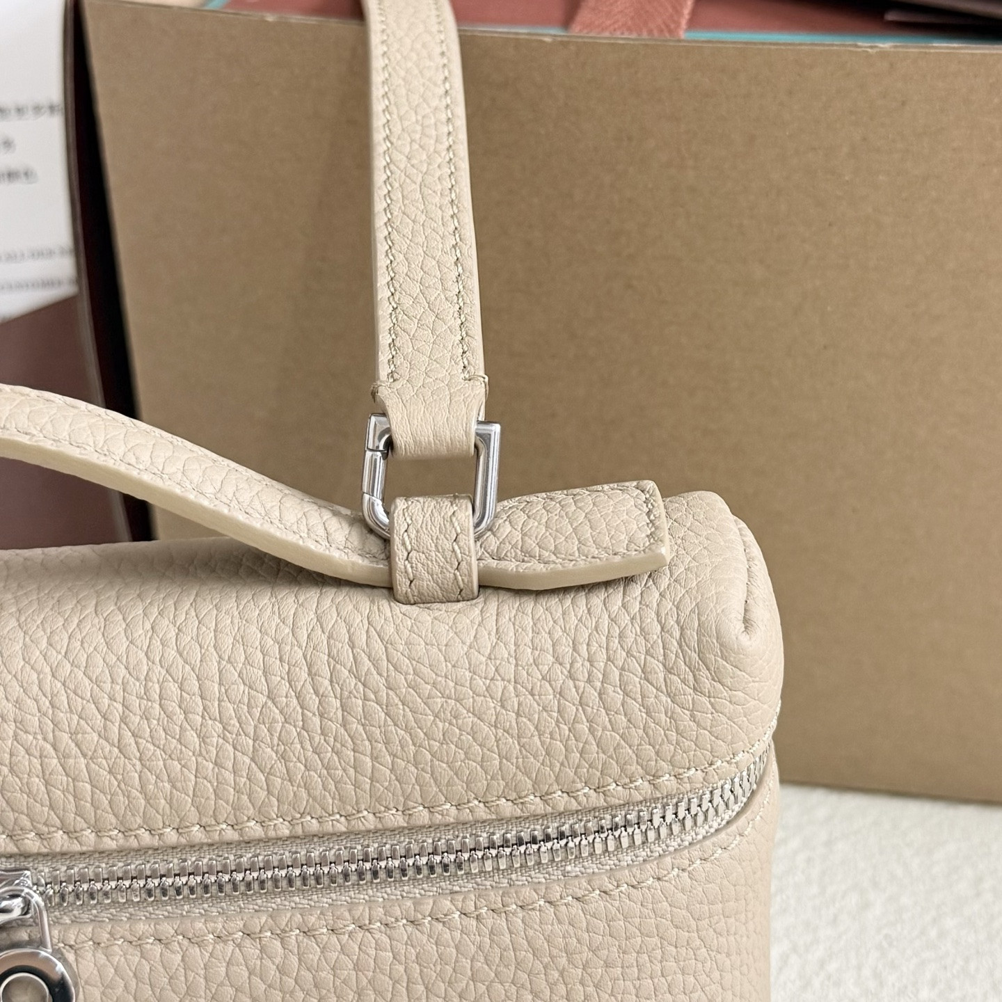 Loro Piana Extra Pocket L19 Grained Calfskin 11 x 19 x 6.5 cm