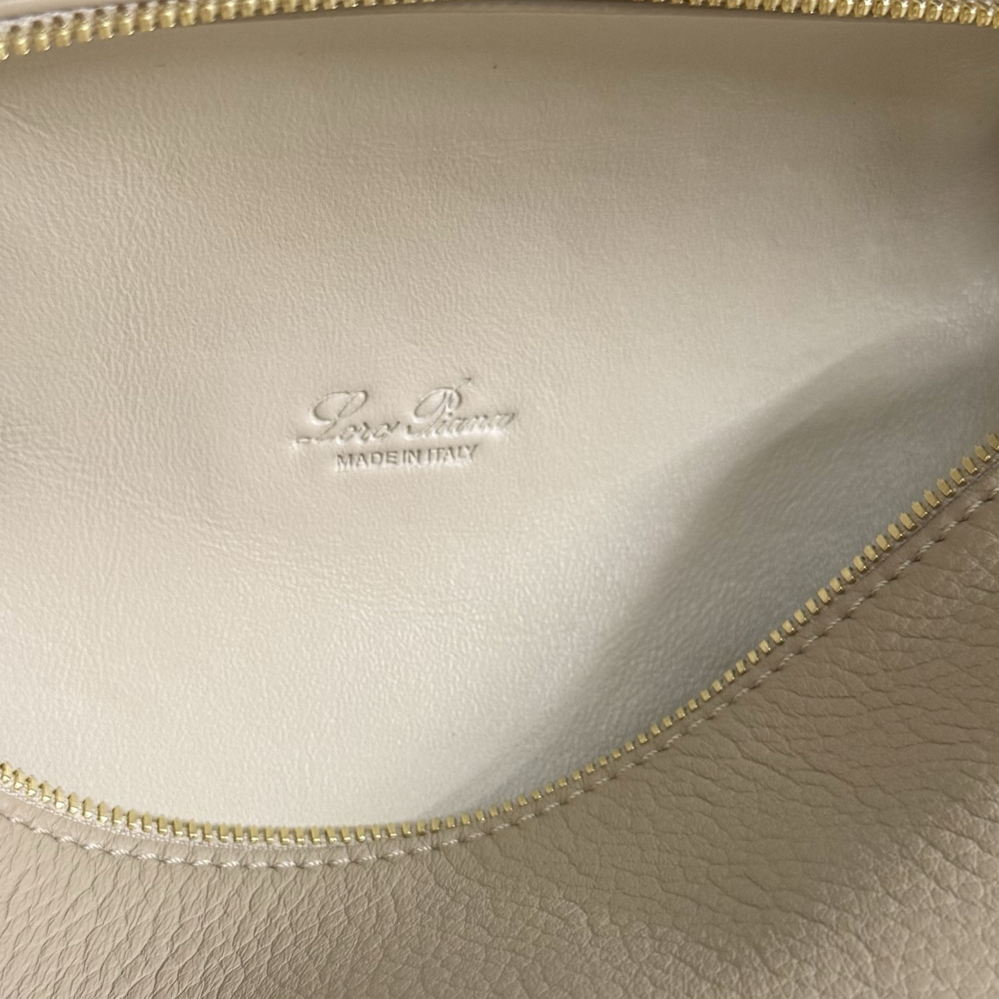 Loro Piana Extra Pocket L19 Grained Calfskin 11 x 19 x 6.5 cm