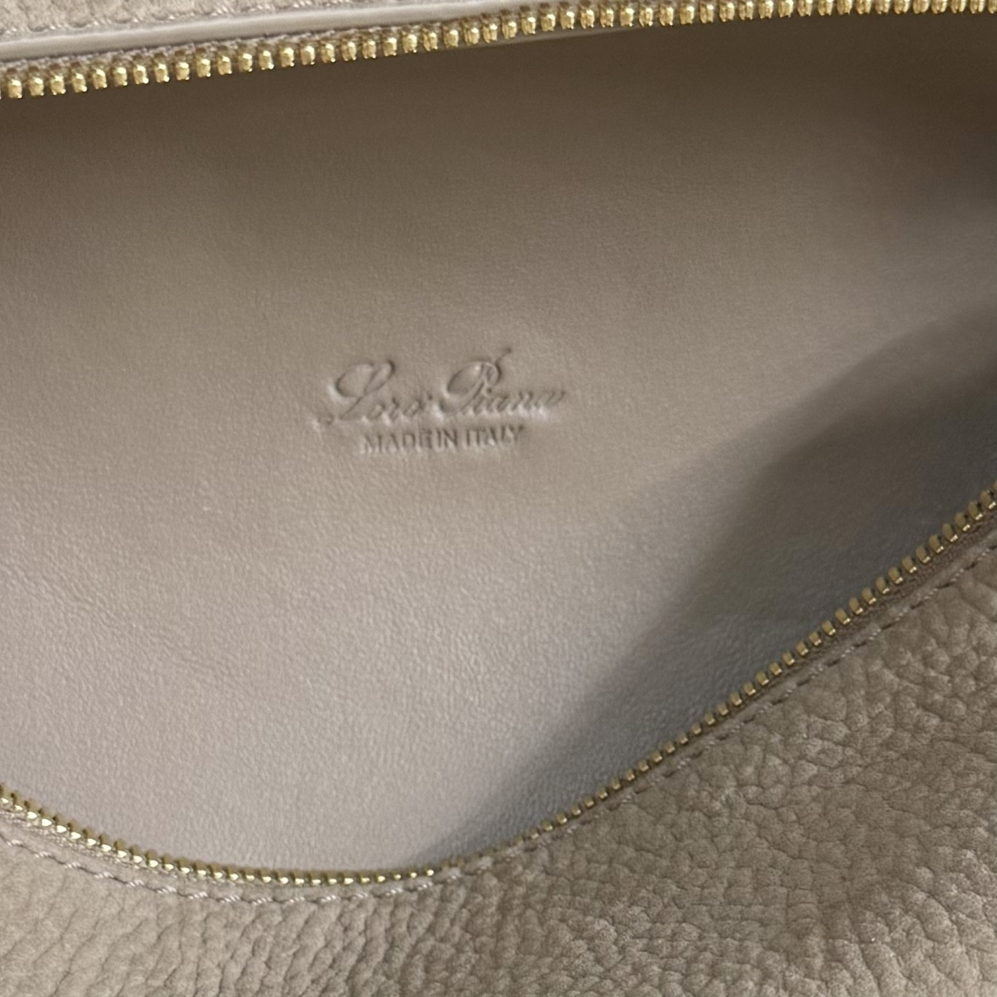 Loro Piana Extra Pocket L19 Grained Calfskin 11 x 19 x 6.5 cm