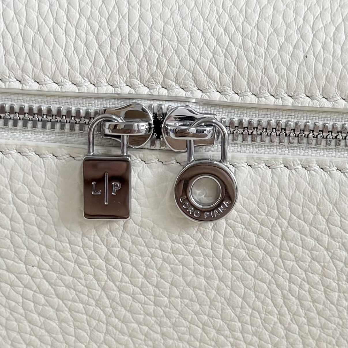 Loro Piana Extra Pocket L19 Grained Calfskin 11 x 19 x 6.5 cm