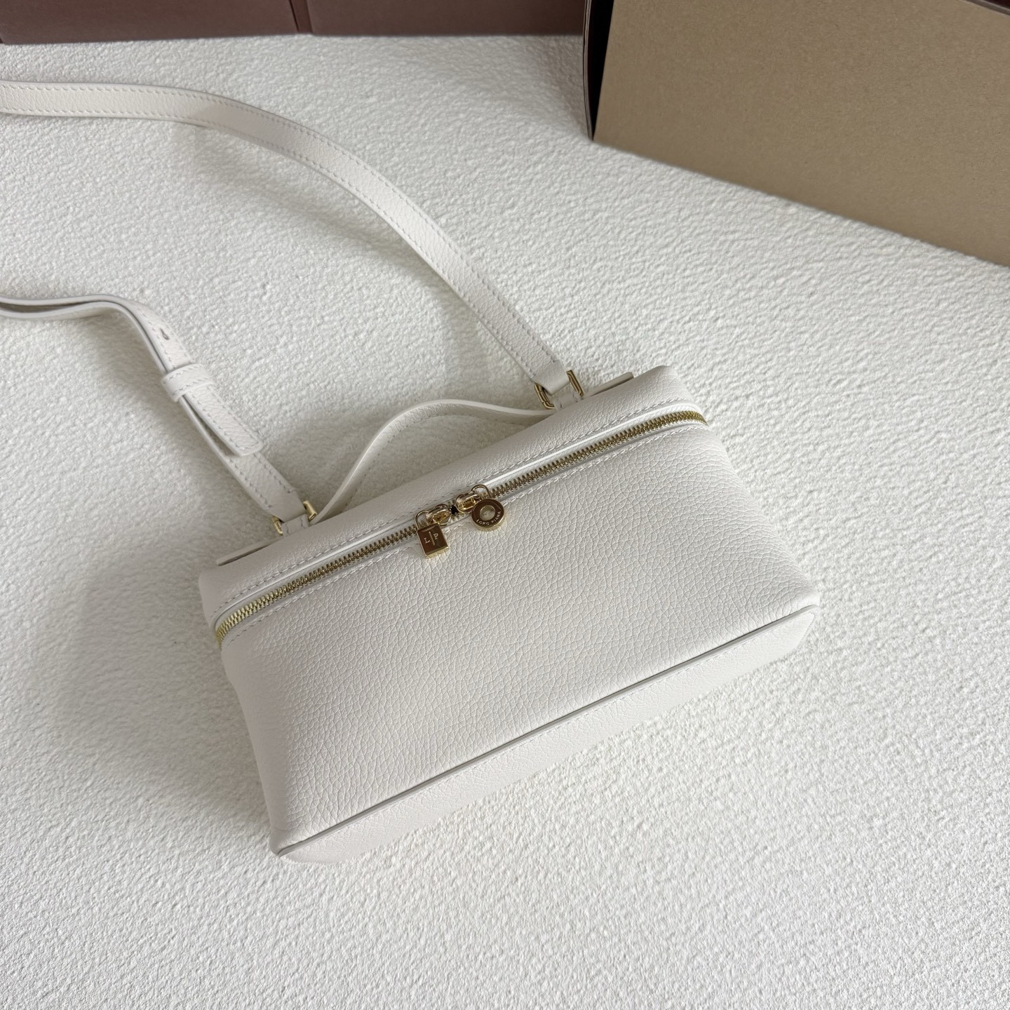 Loro Piana Extra Pocket L19 Grained Calfskin 11 x 19 x 6.5 cm