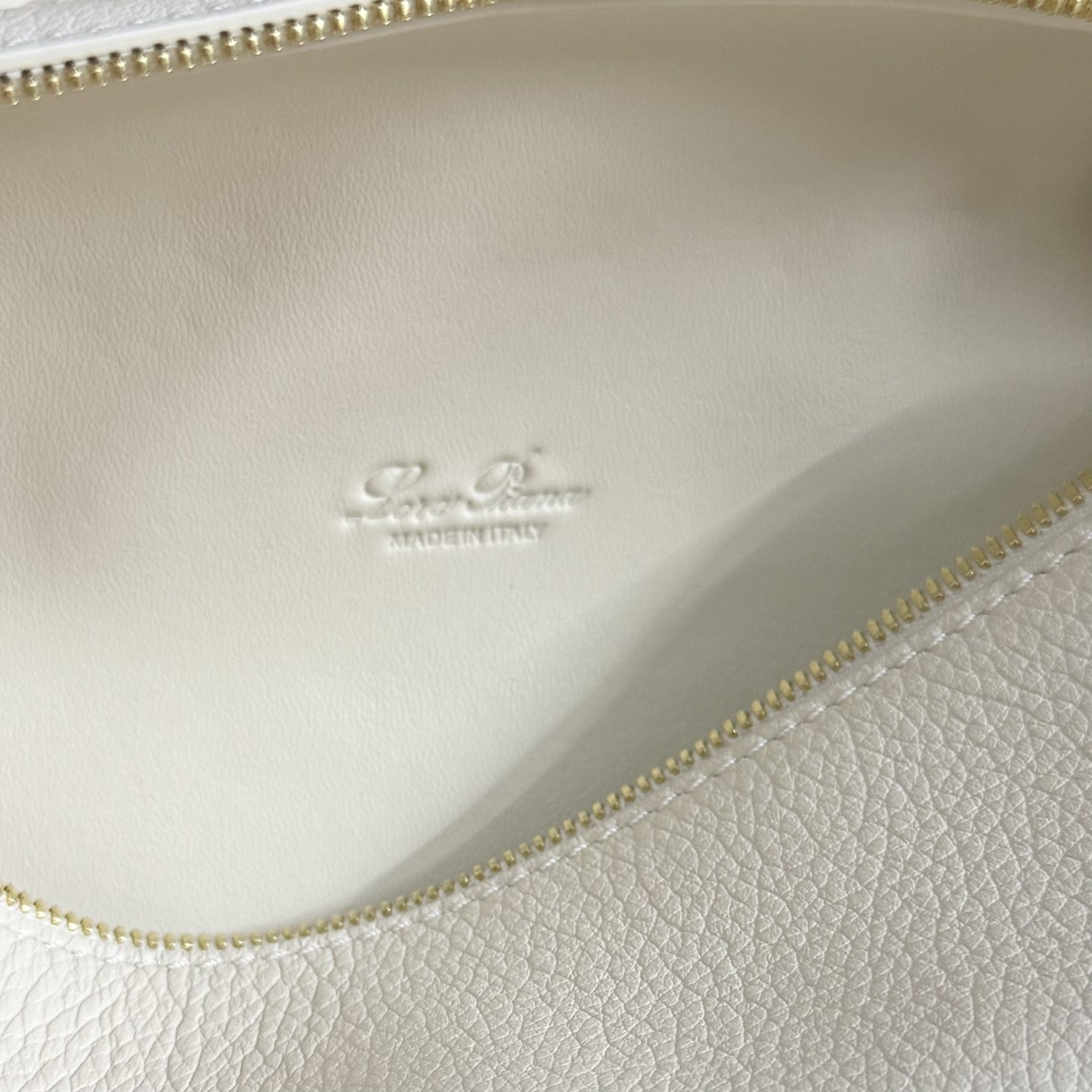 Loro Piana Extra Pocket L19 Grained Calfskin 11 x 19 x 6.5 cm