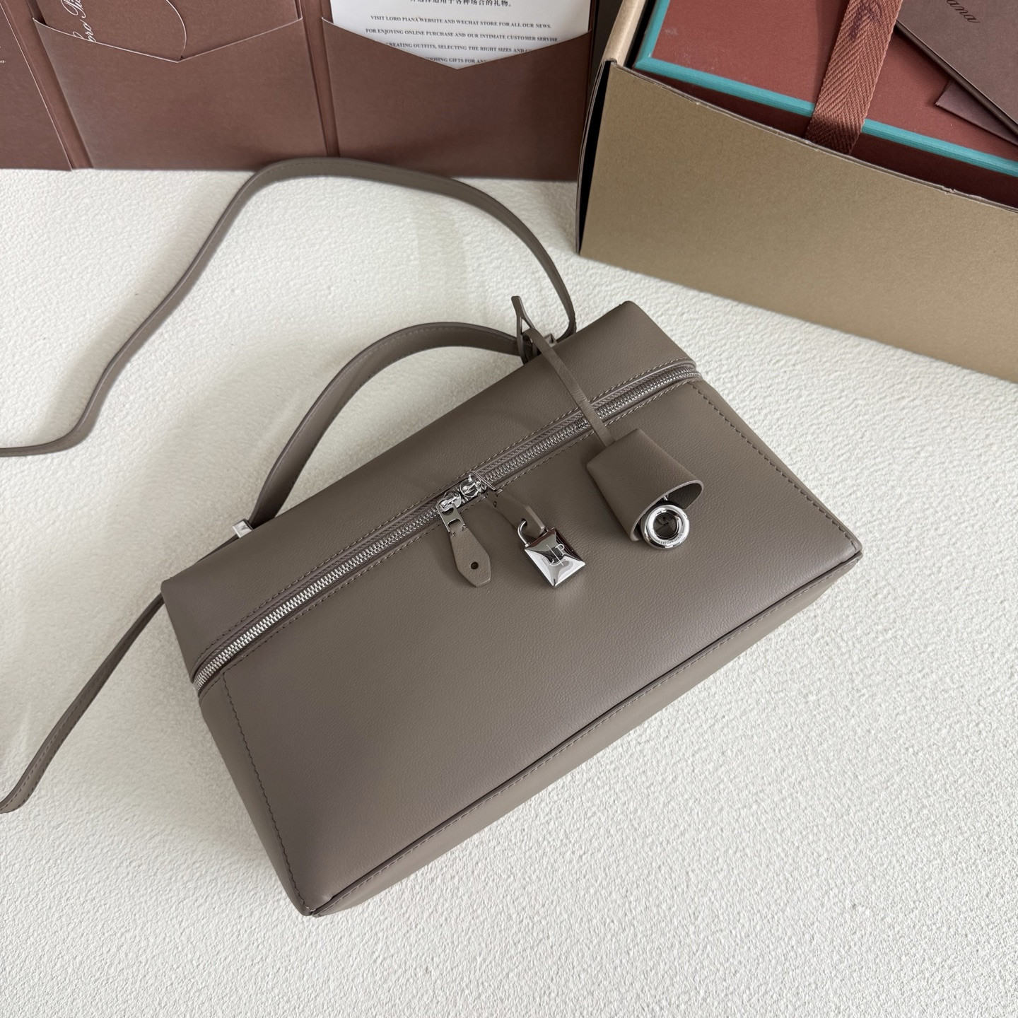 Loro Piana Extra Pocket L27 Calfskin 16x27x10cm