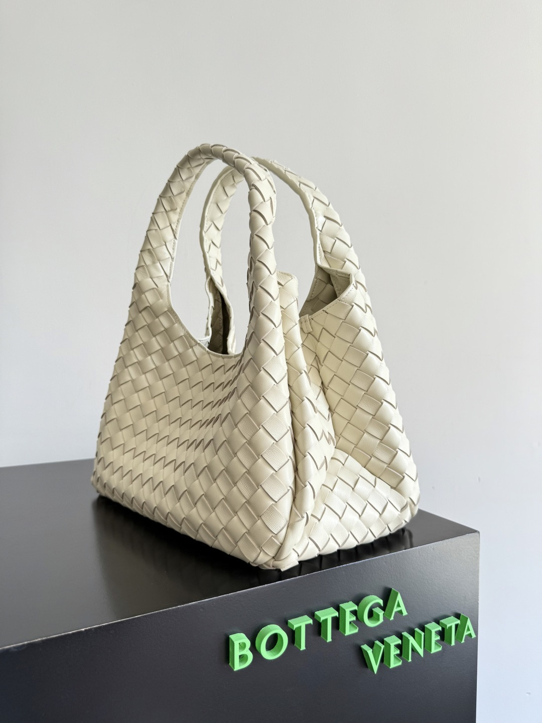 Bottega Veneta Medium Campana 20x33x16.5cm