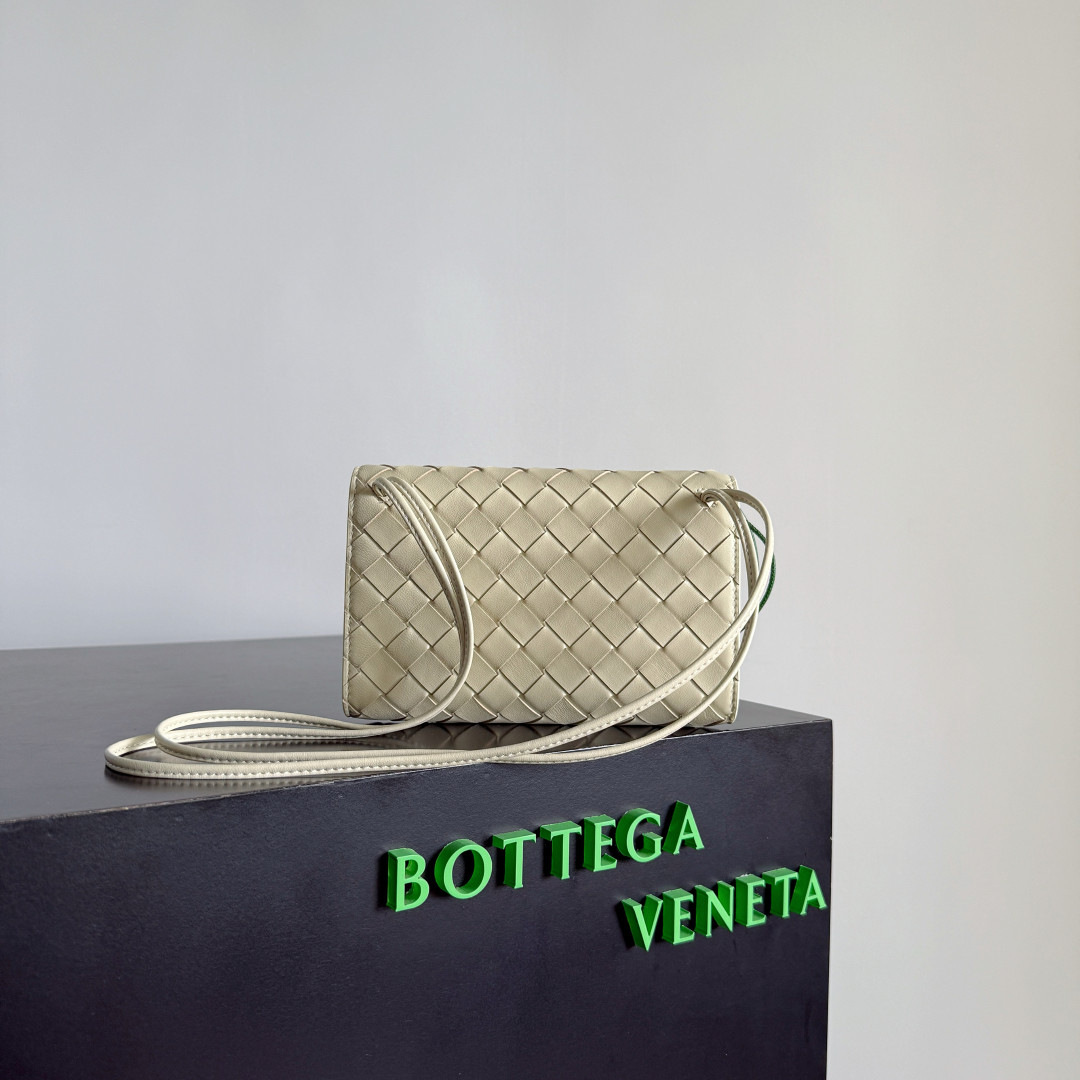 Bottega Veneta Andiamo Daisy Pouch 12.6x19x2cm