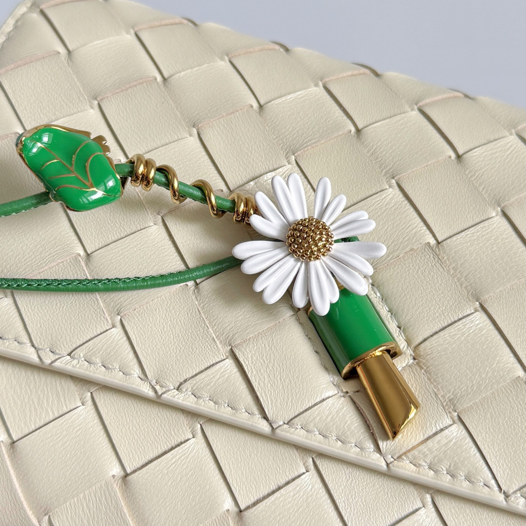 Bottega Veneta Andiamo Daisy Pouch 12.6x19x2cm