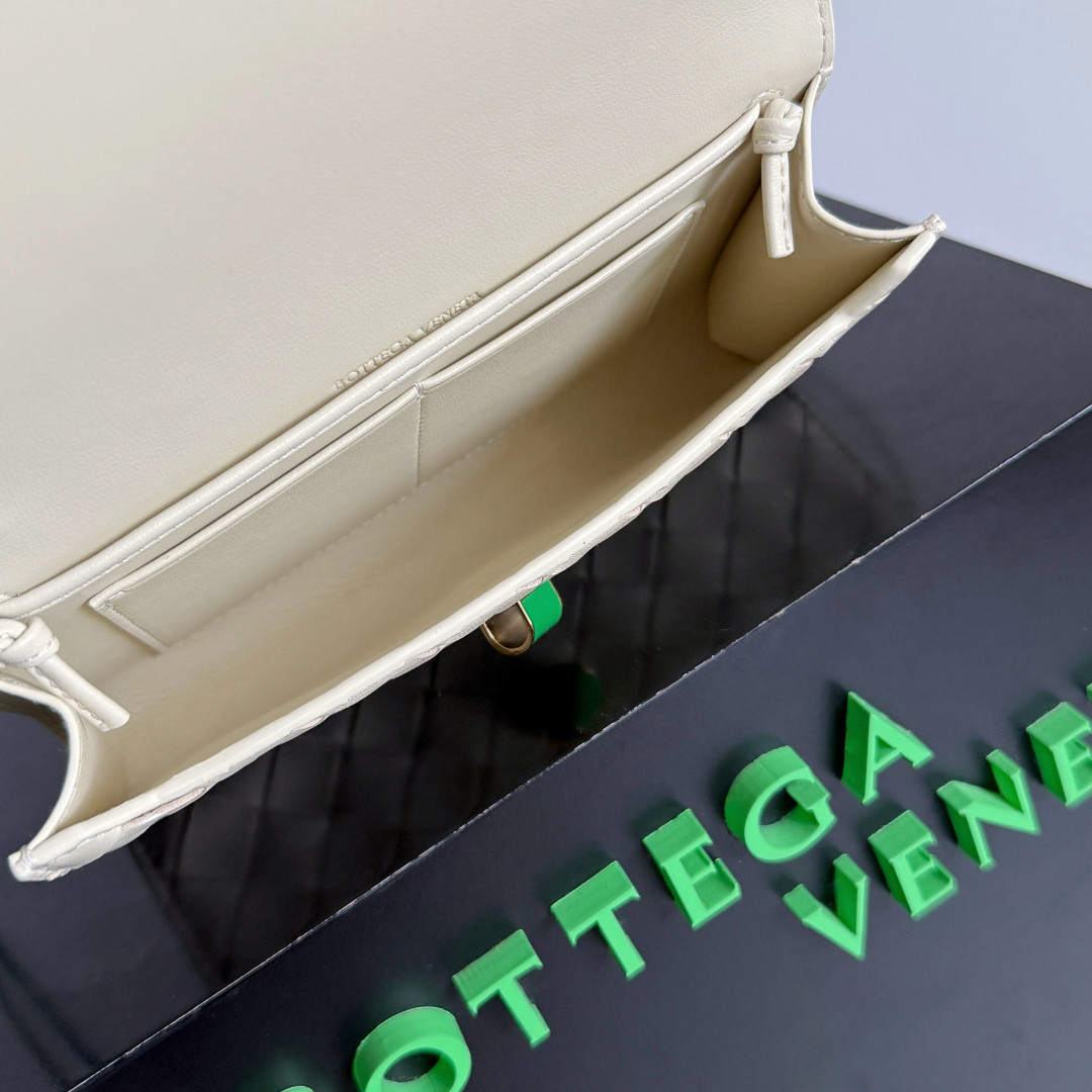 Bottega Veneta Andiamo Daisy Pouch 12.6x19x2cm